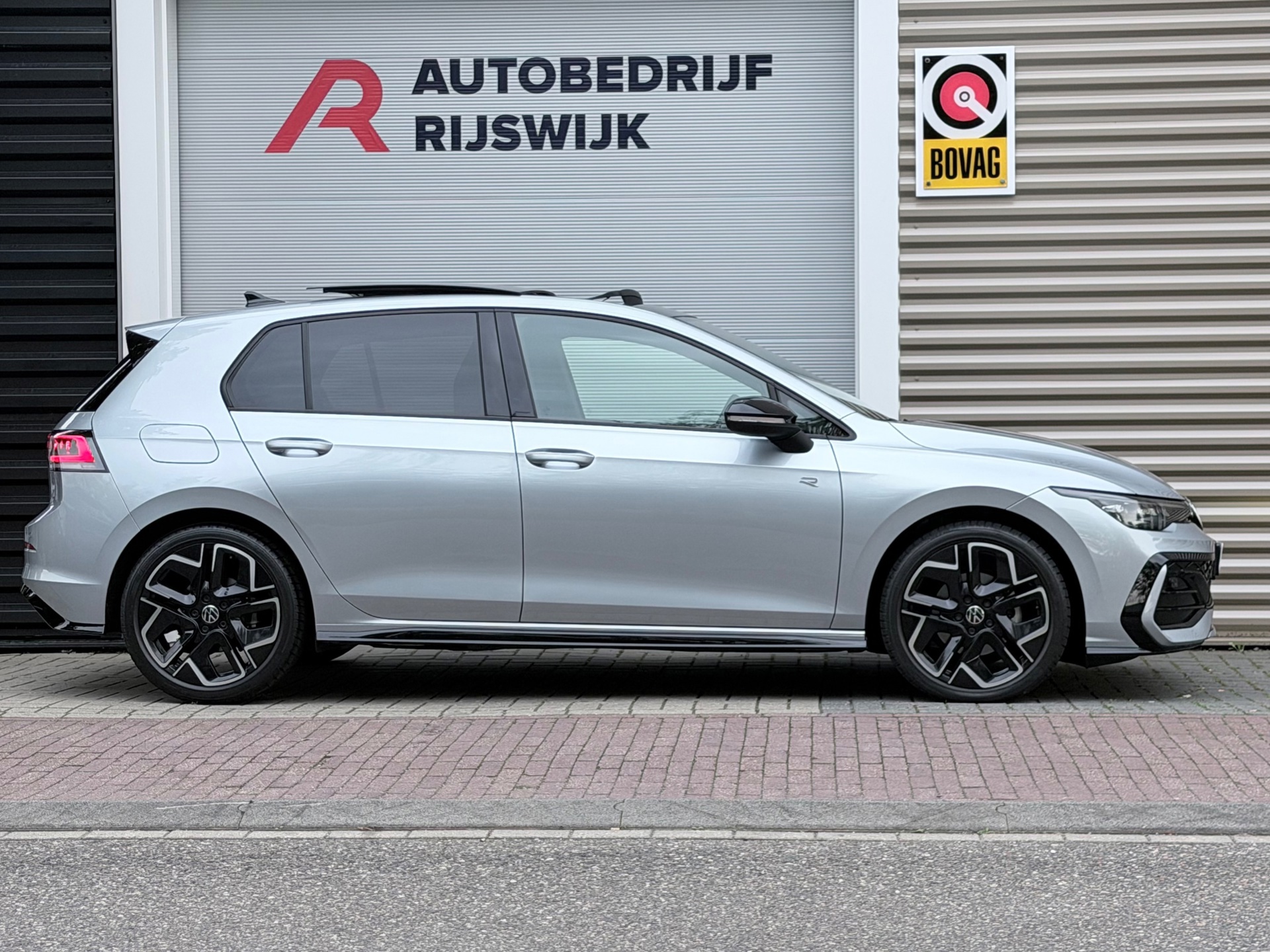 Volkswagen GOLF 1.5 eTSI R-Line (2024), foto 5