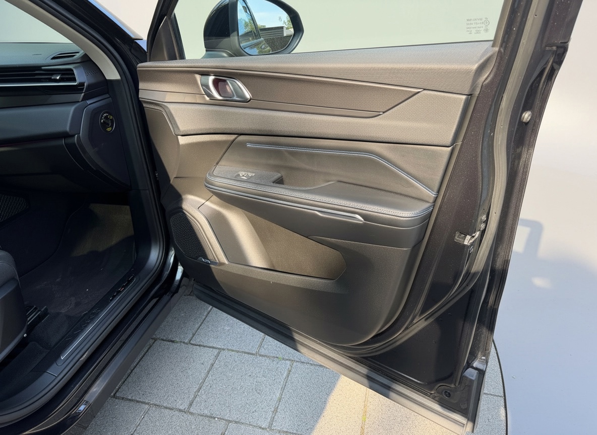 Lynk & Co 01 1.5 Plug-in Black Edition (2022), foto 15