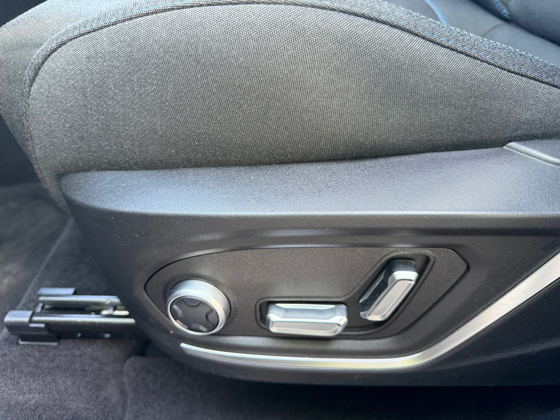 Lynk & Co 01 1.5 Plug-in Black Edition (2022), foto 19