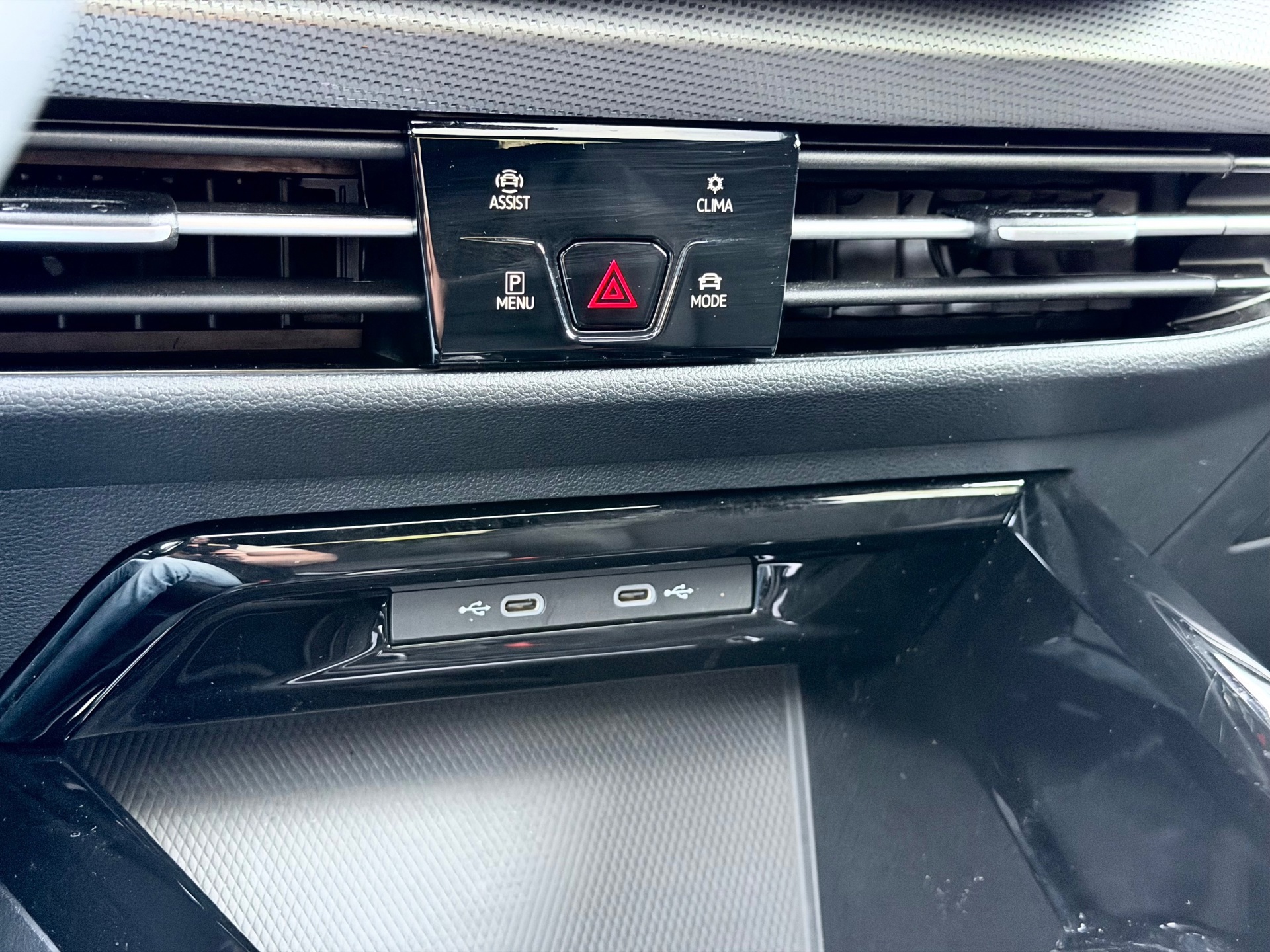 Volkswagen GOLF 1.5 eTSI R-Line (2024), foto 19