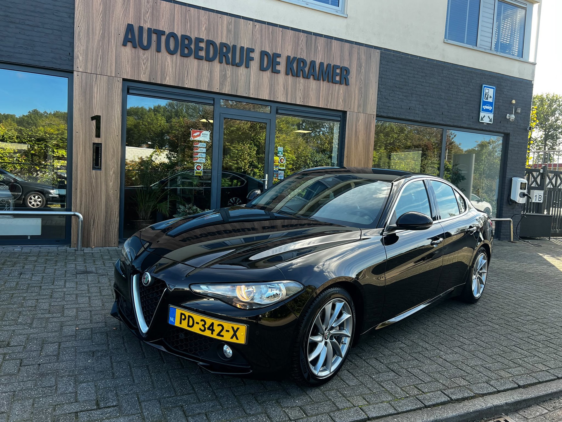 Alfa Romeo Giulia 2.0T (2017), foto 2