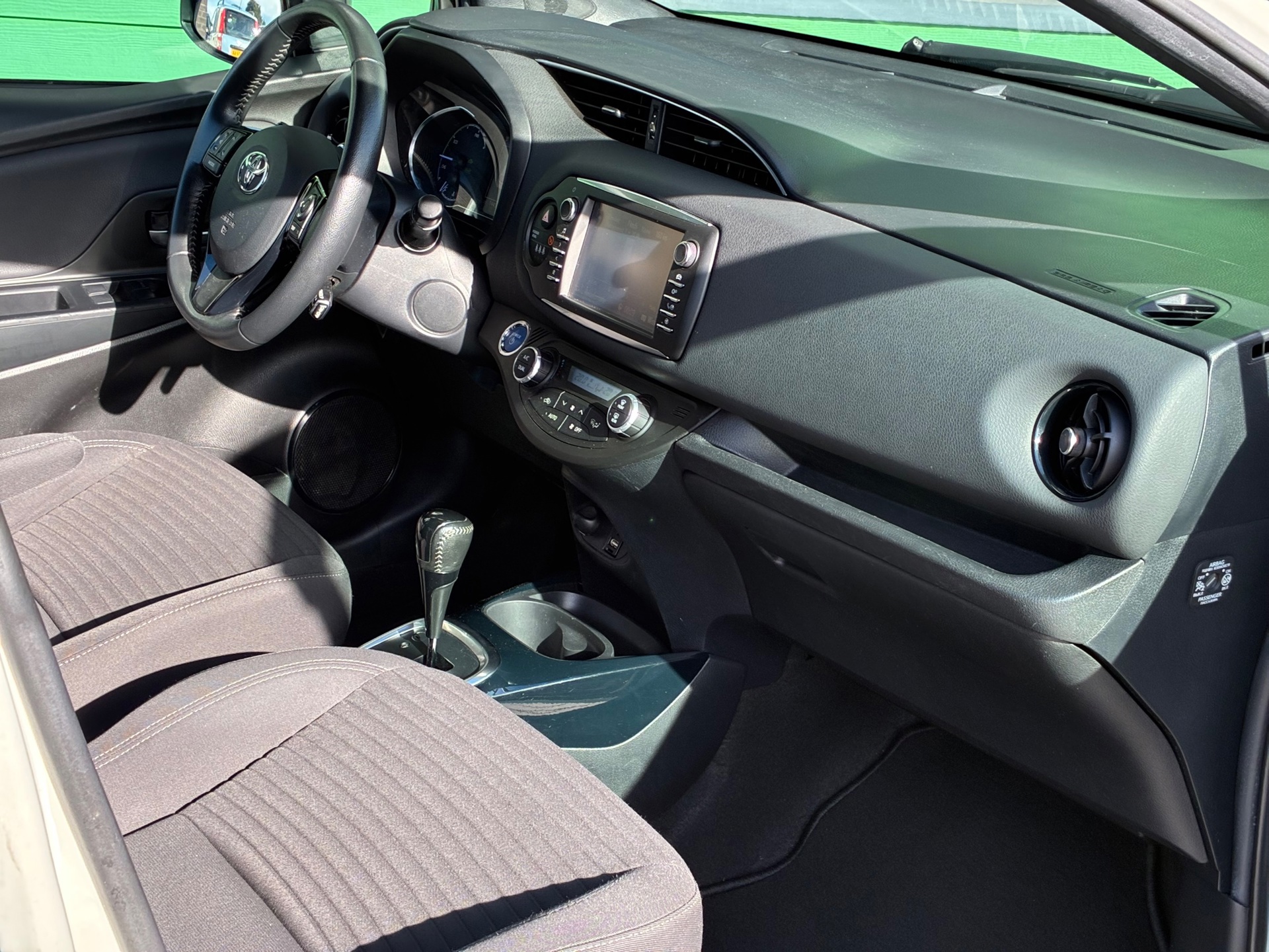 Toyota Yaris 1.5 Hybrid Bi-Tone (2018), foto 17