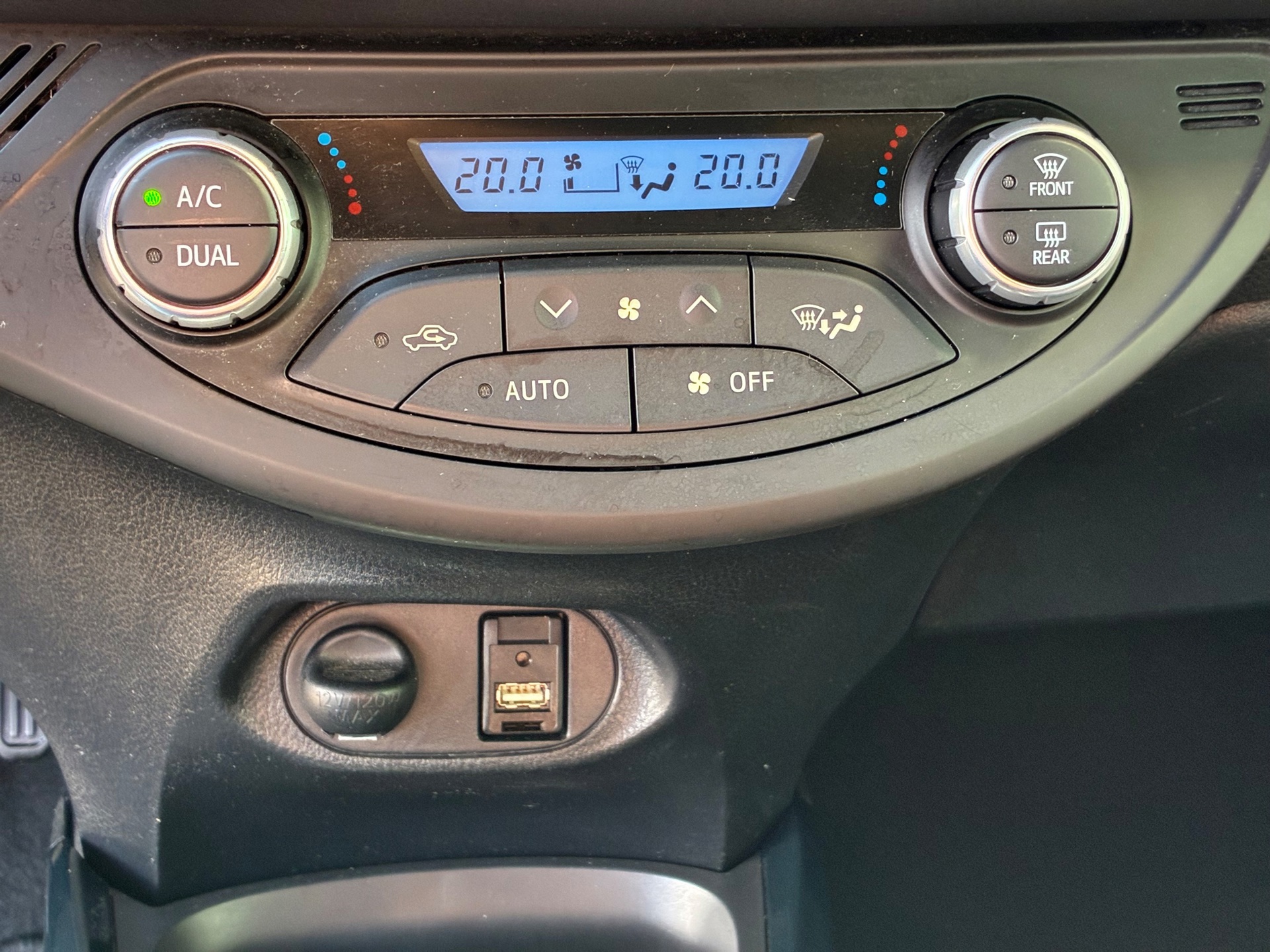 Toyota Yaris 1.5 Hybrid Bi-Tone (2018), foto 25