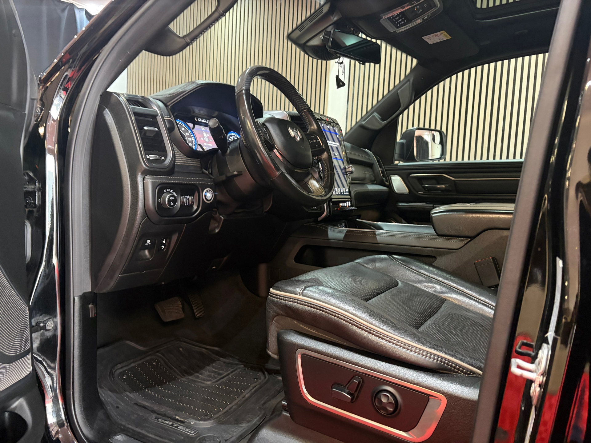 Dodge Ram 1500 5.7 V8 Hemi 4x4 Crew Cab Laramie Limited Edition (2020), foto 16