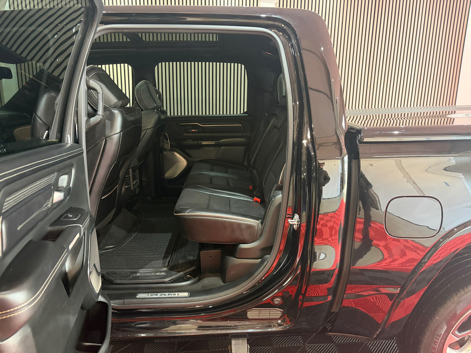 Dodge Ram 1500 5.7 V8 Hemi 4x4 Crew Cab Laramie Limited Edition (2020), foto 21