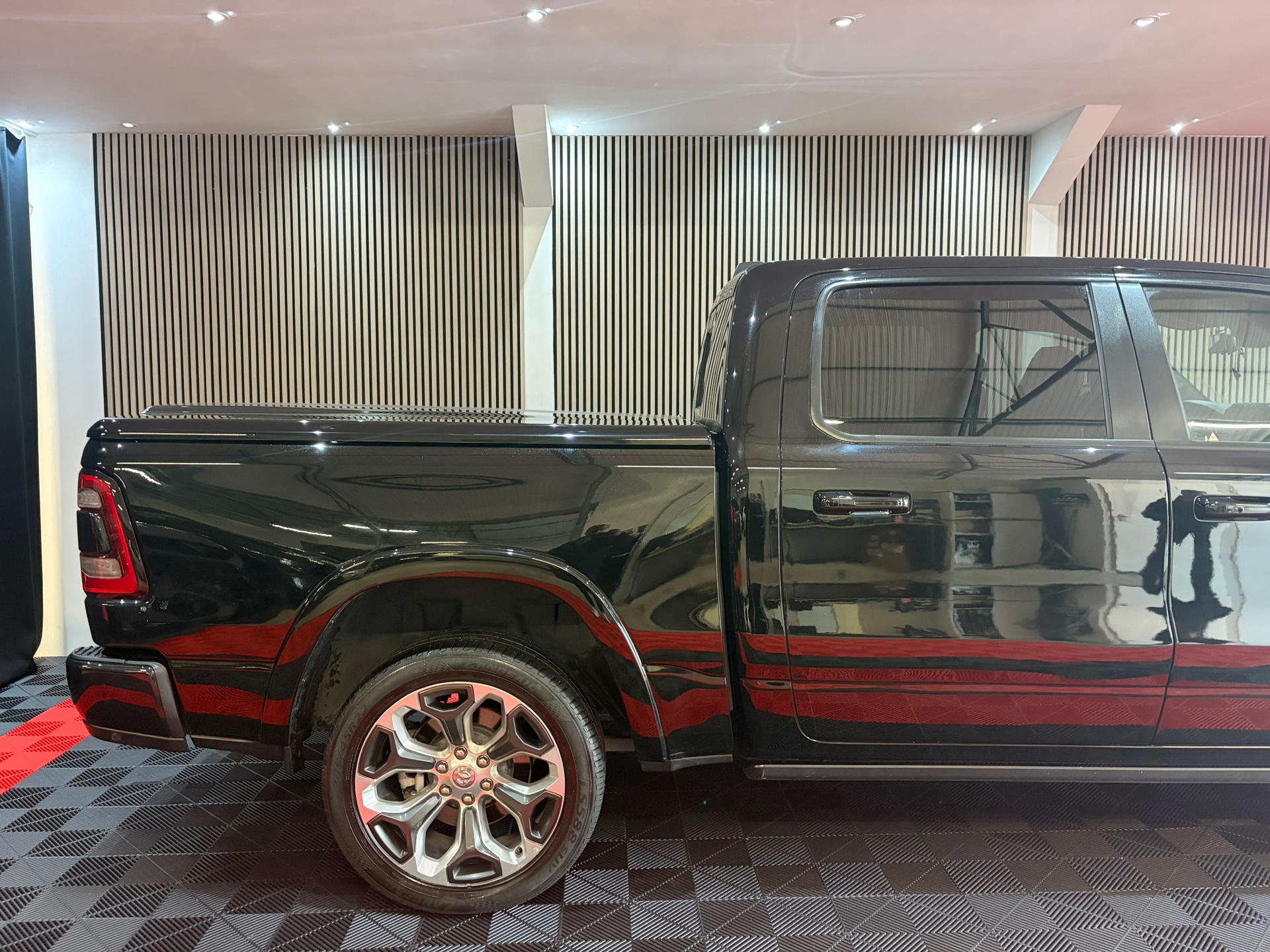 Dodge Ram 1500 5.7 V8 Hemi 4x4 Crew Cab Laramie Limited Edition (2020), foto 5