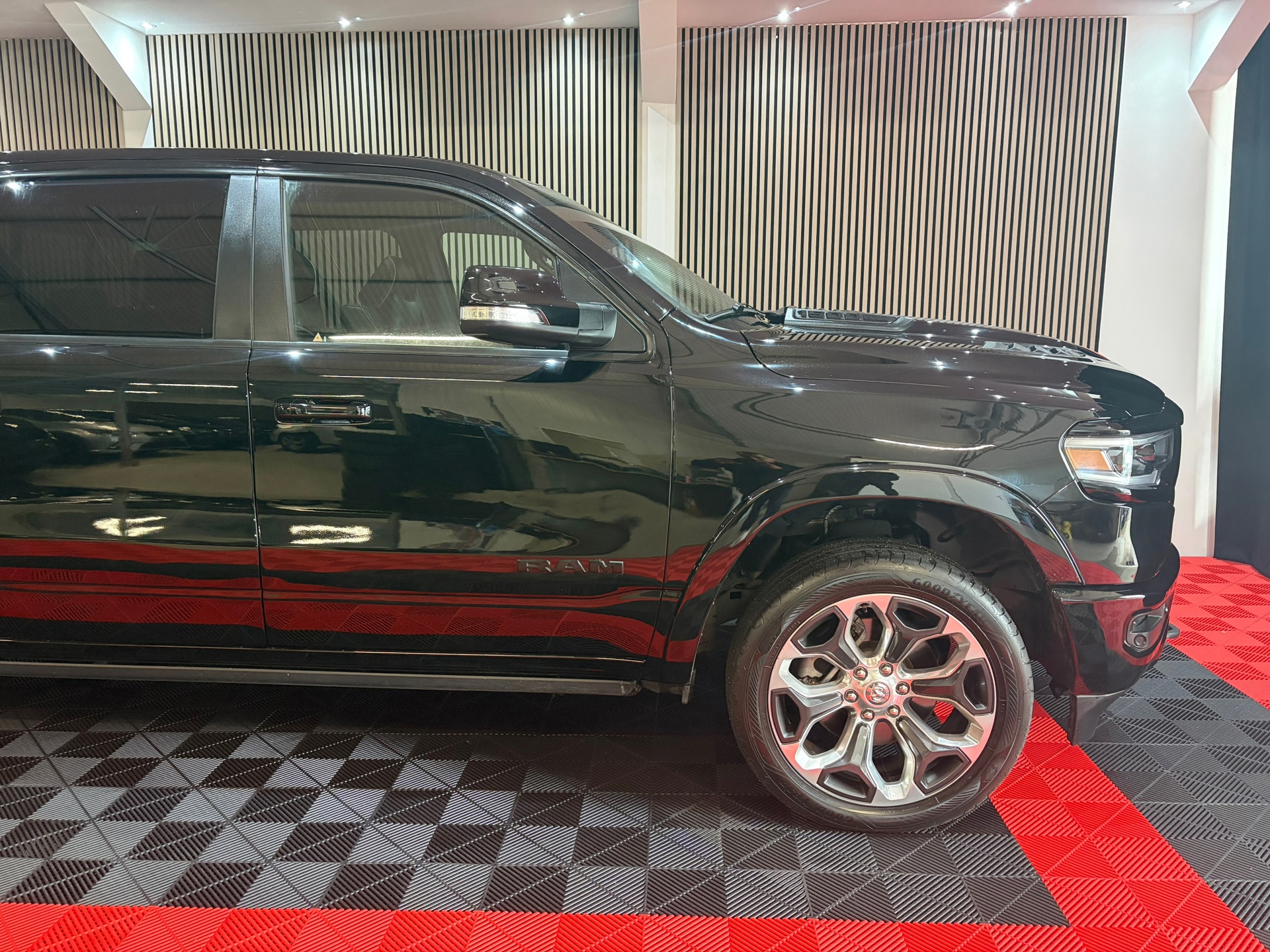 Dodge Ram 1500 5.7 V8 Hemi 4x4 Crew Cab Laramie Limited Edition (2020), foto 6