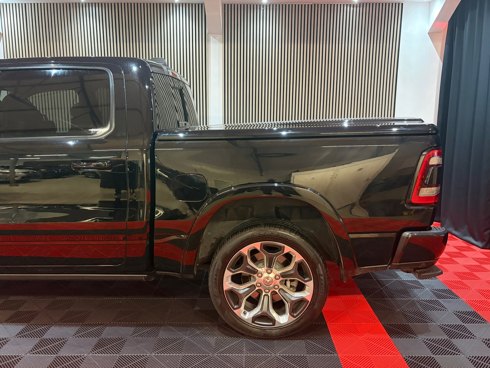Dodge Ram 1500 5.7 V8 Hemi 4x4 Crew Cab Laramie Limited Edition (2020), foto 8