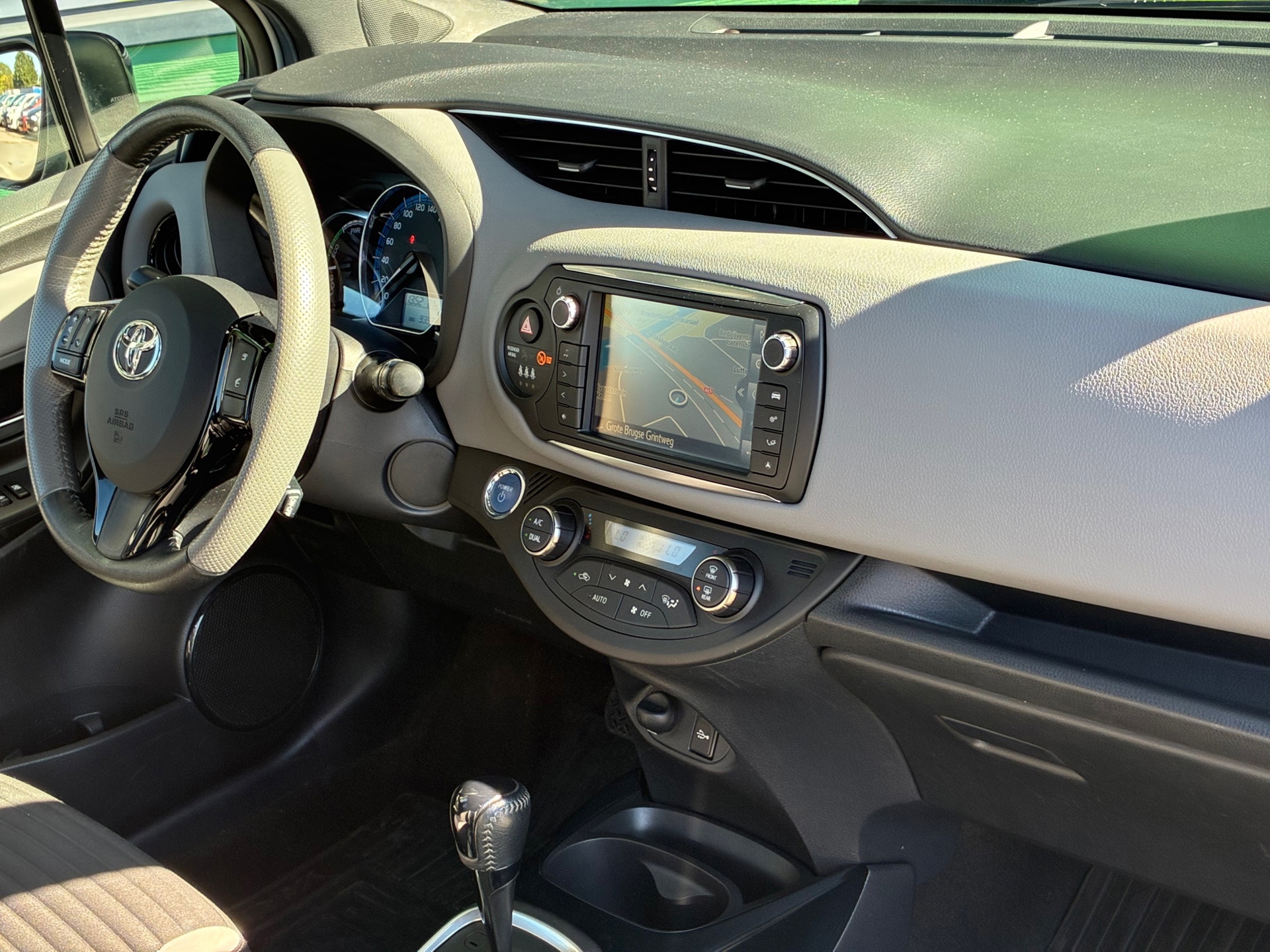 Toyota Yaris 1.5 Hybrid Dynamic Bi-Tone (2016), foto 12