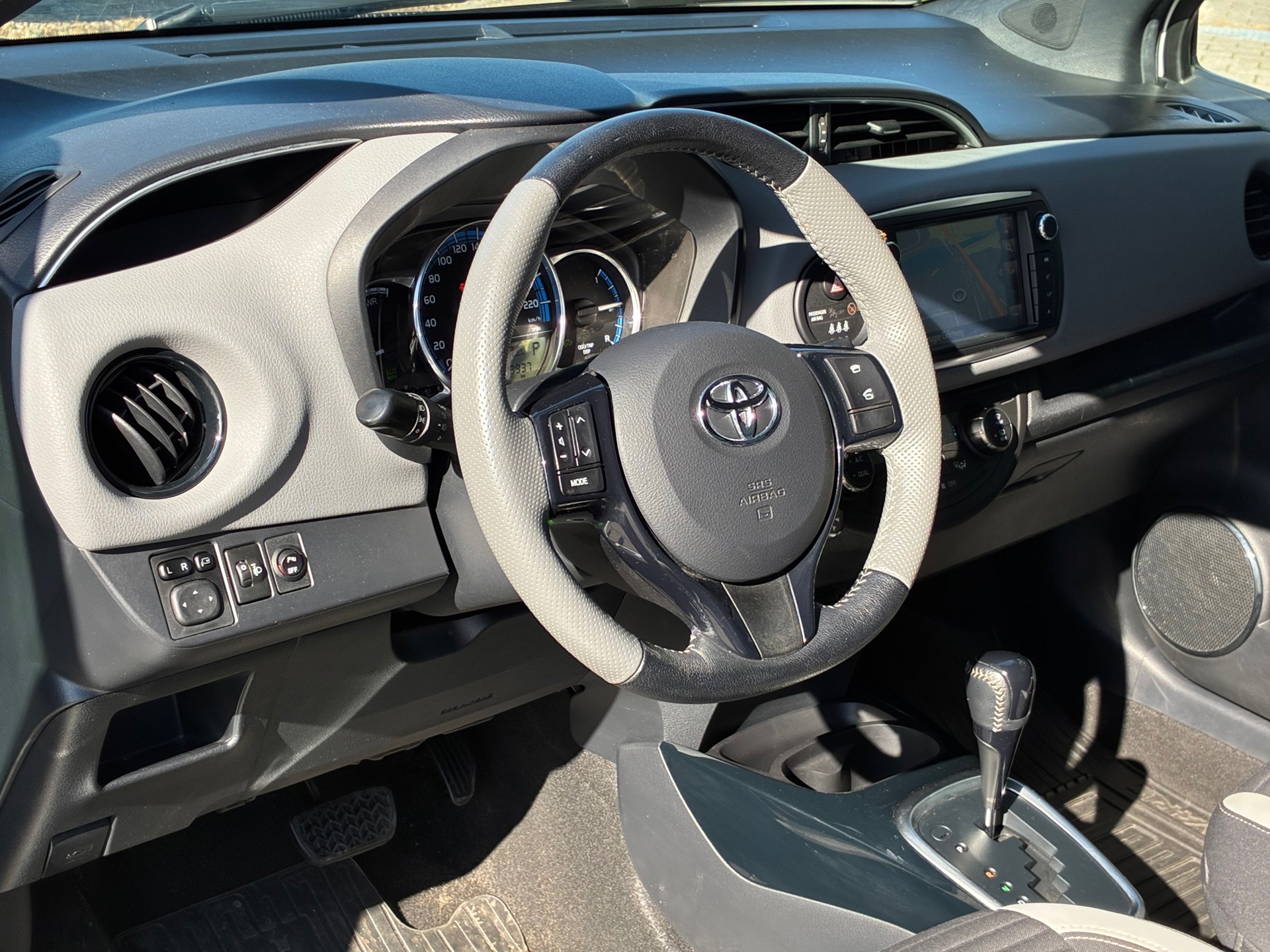 Toyota Yaris 1.5 Hybrid Dynamic Bi-Tone (2016), foto 13