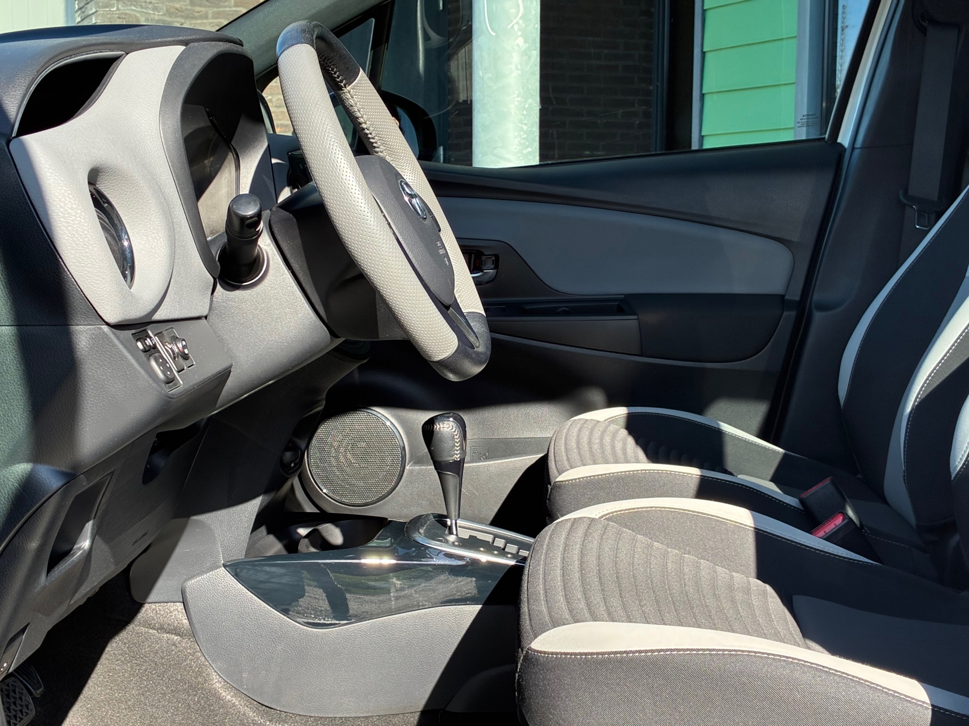 Toyota Yaris 1.5 Hybrid Dynamic Bi-Tone (2016), foto 14
