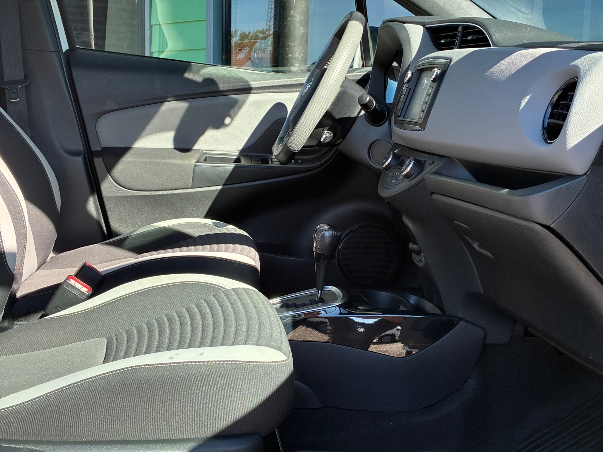 Toyota Yaris 1.5 Hybrid Dynamic Bi-Tone (2016), foto 16