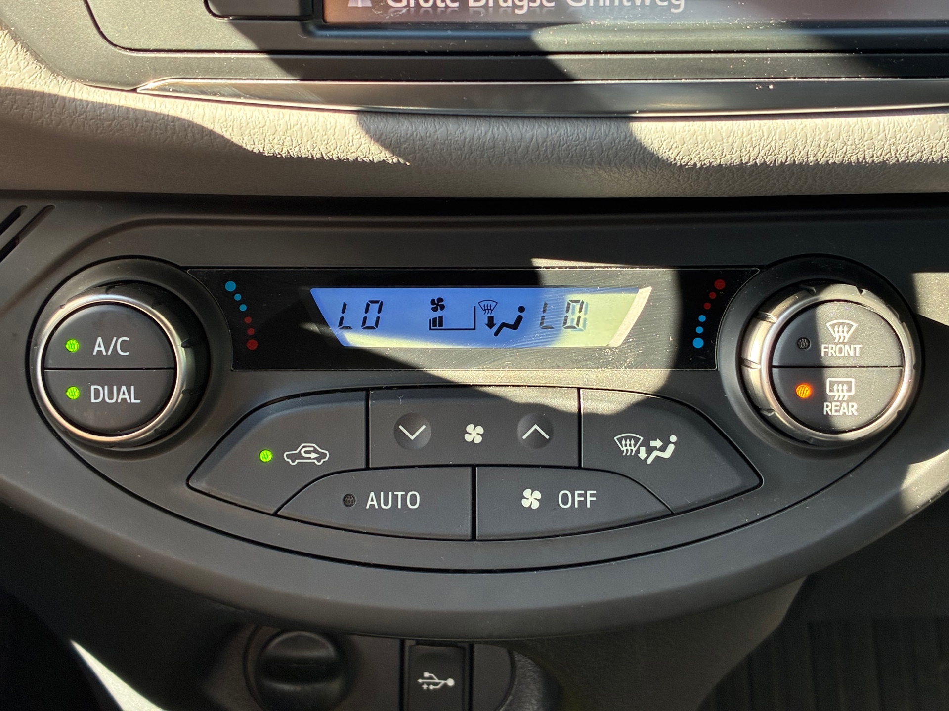 Toyota Yaris 1.5 Hybrid Dynamic Bi-Tone (2016), foto 21