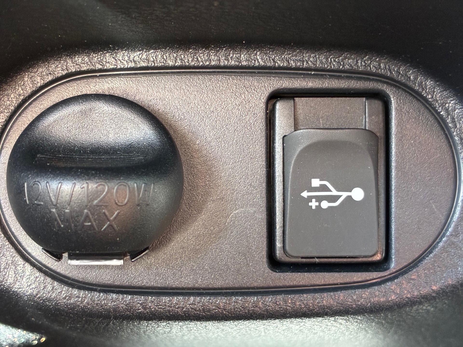 Toyota Yaris 1.5 Hybrid Dynamic Bi-Tone (2016), foto 26