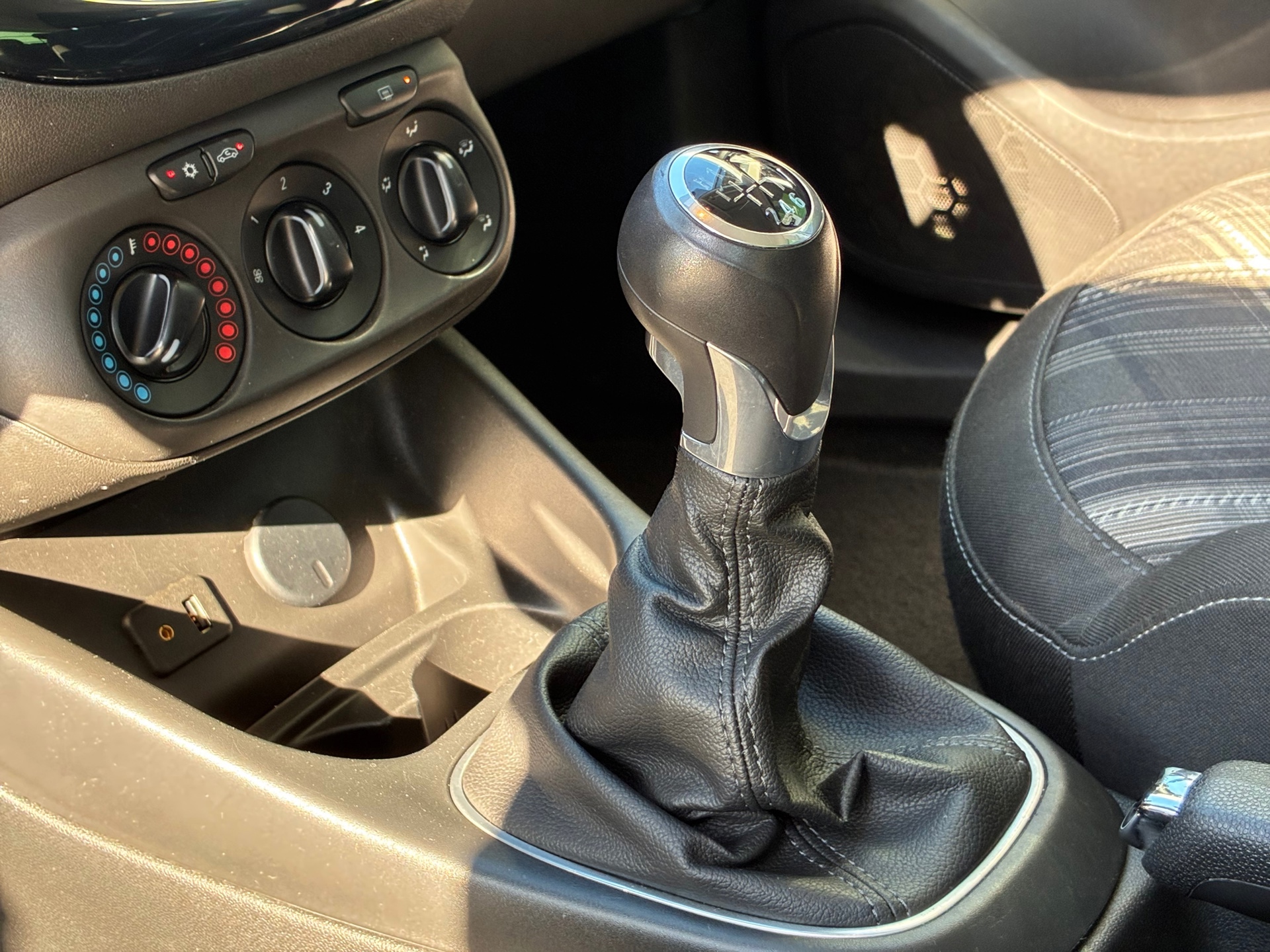 Opel Corsa 1.0 Turbo Color Edition (2016), foto 19