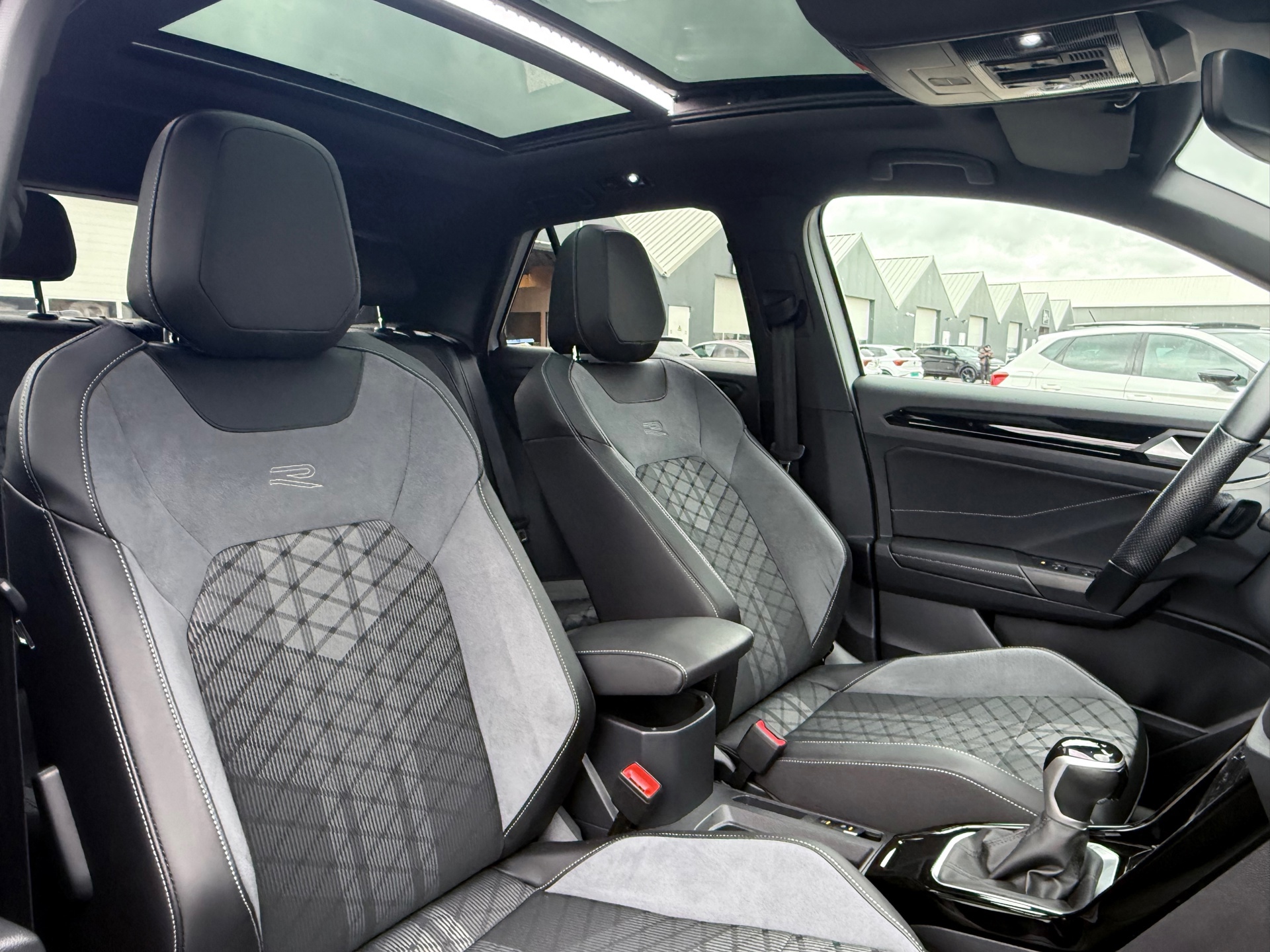 Volkswagen T-Roc 1.5 TSI R-Line (2023), foto 15