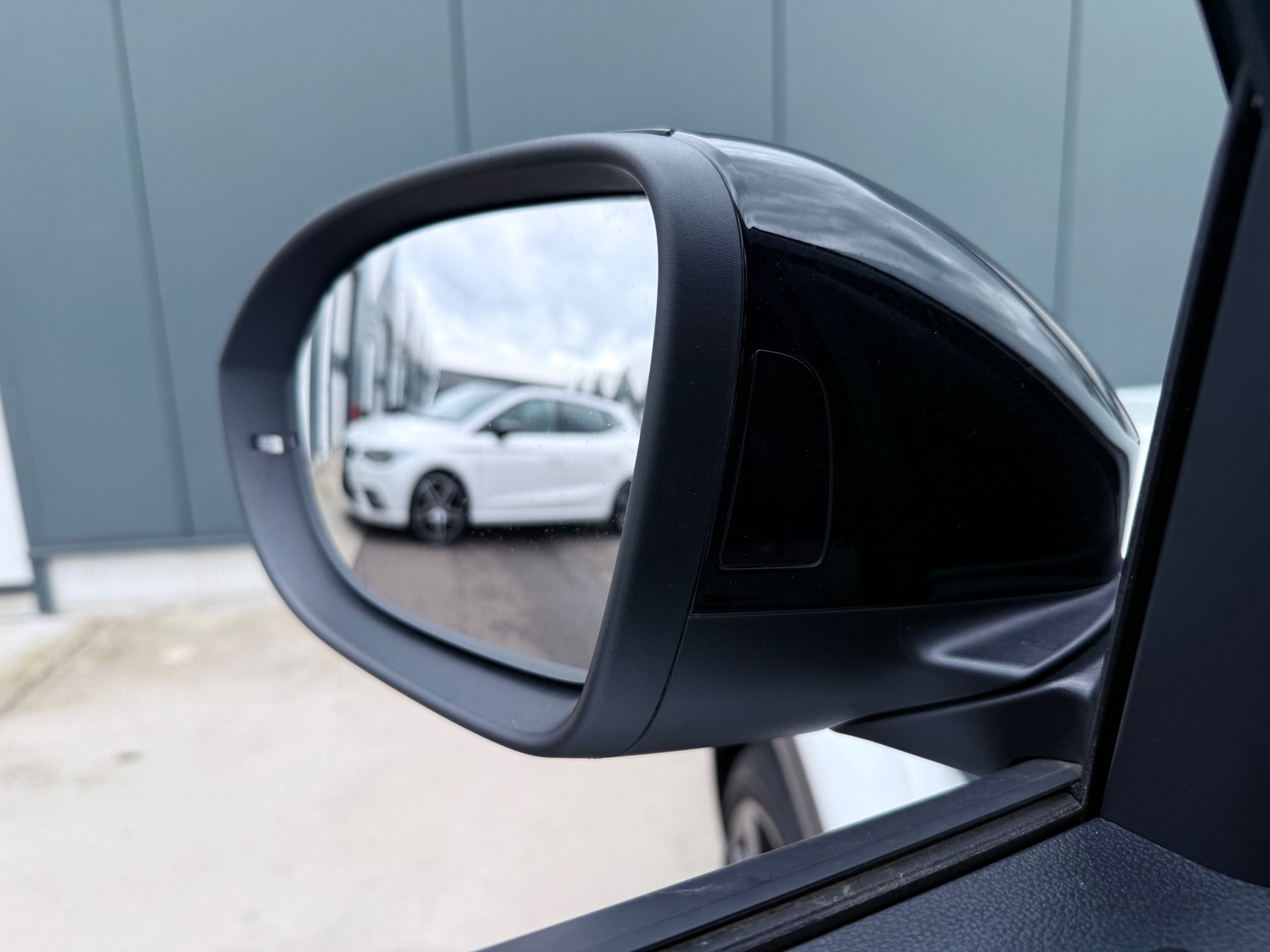 Volkswagen T-Roc 1.5 TSI R-Line (2023), foto 25
