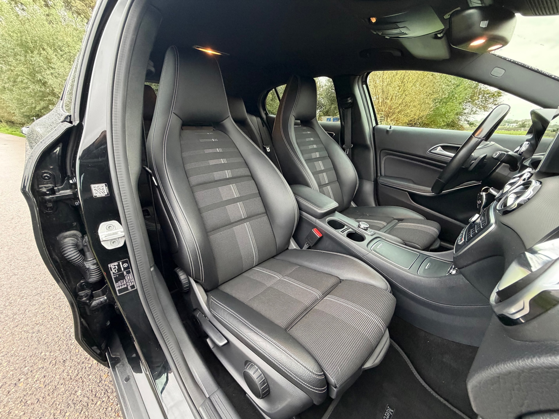 Mercedes-Benz GLA-klasse 180 Premium (2017), foto 2