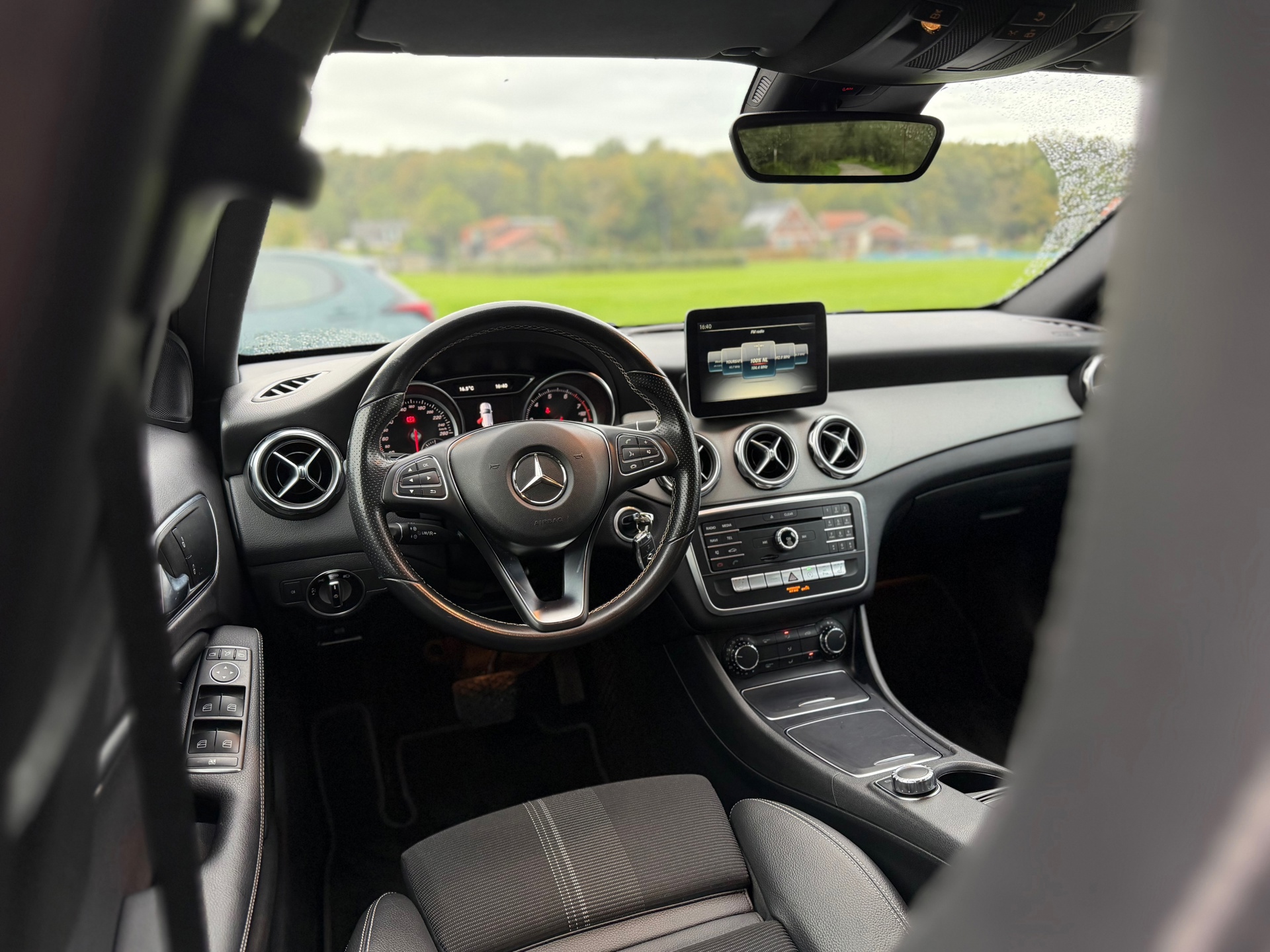 Mercedes-Benz GLA-klasse 180 Premium (2017), foto 17