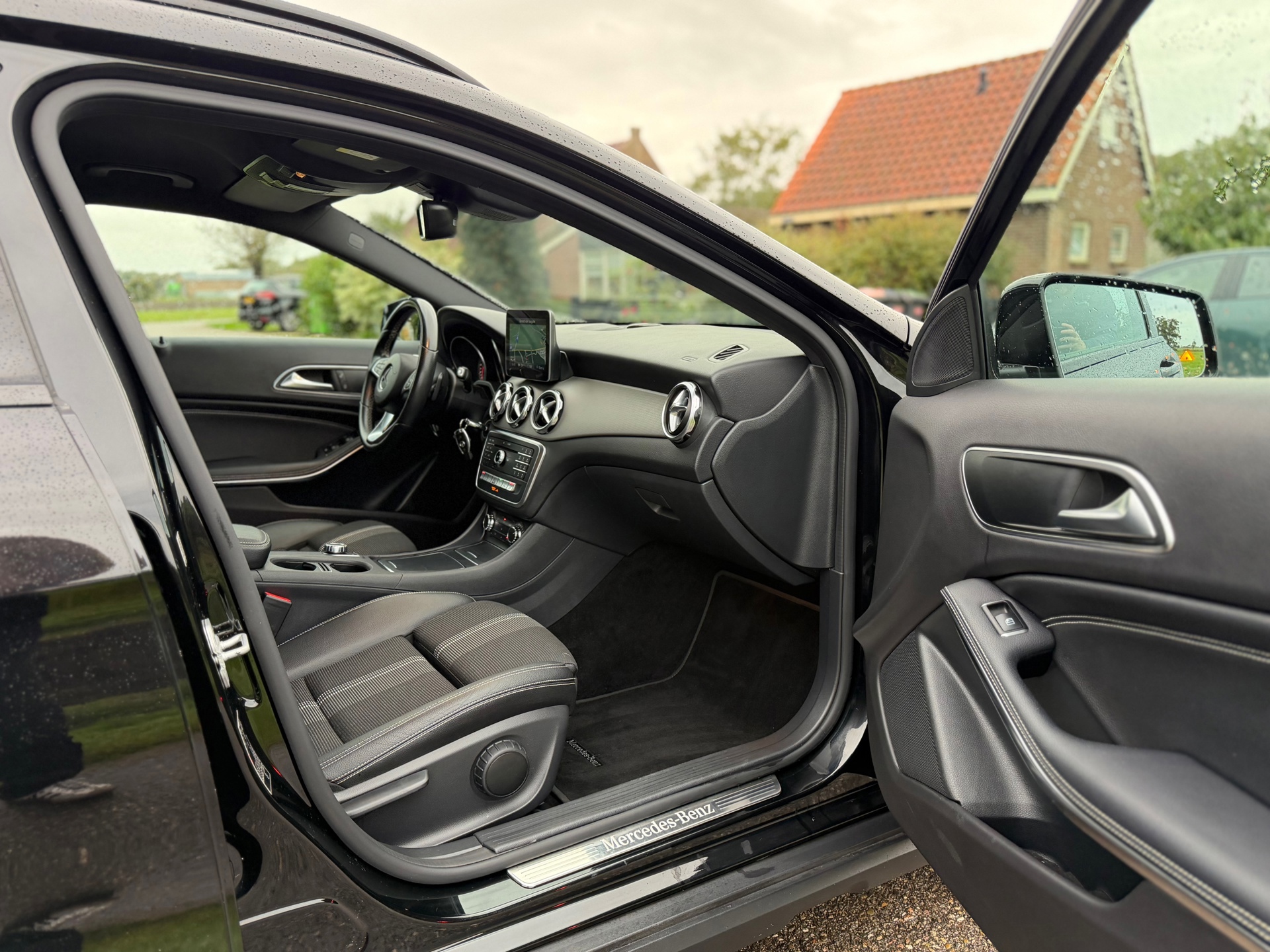 Mercedes-Benz GLA-klasse 180 Premium (2017), foto 26