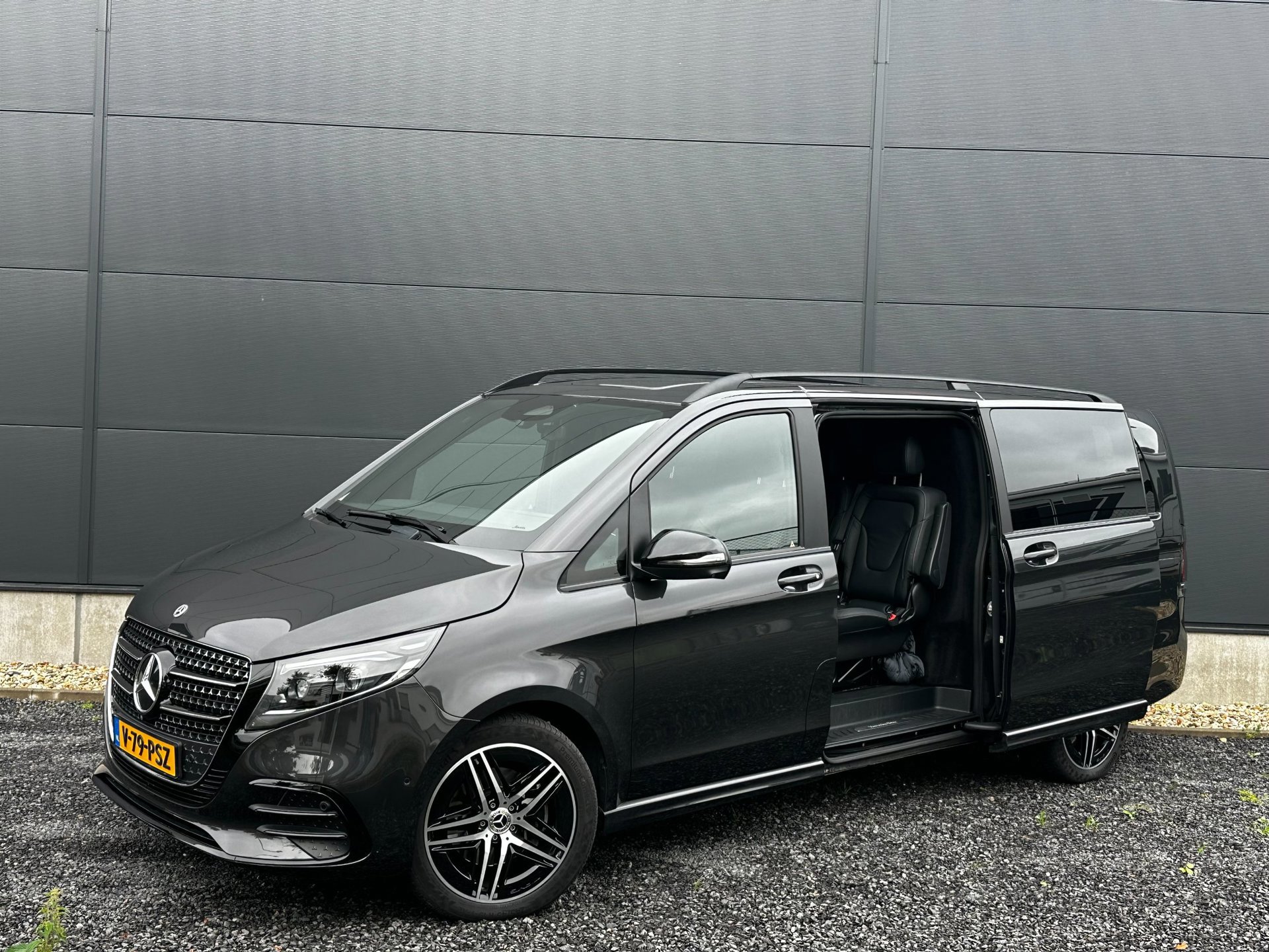 Mercedes-Benz V-KLASSE 250d L3 Avantgarde AMG line (2024), foto 2