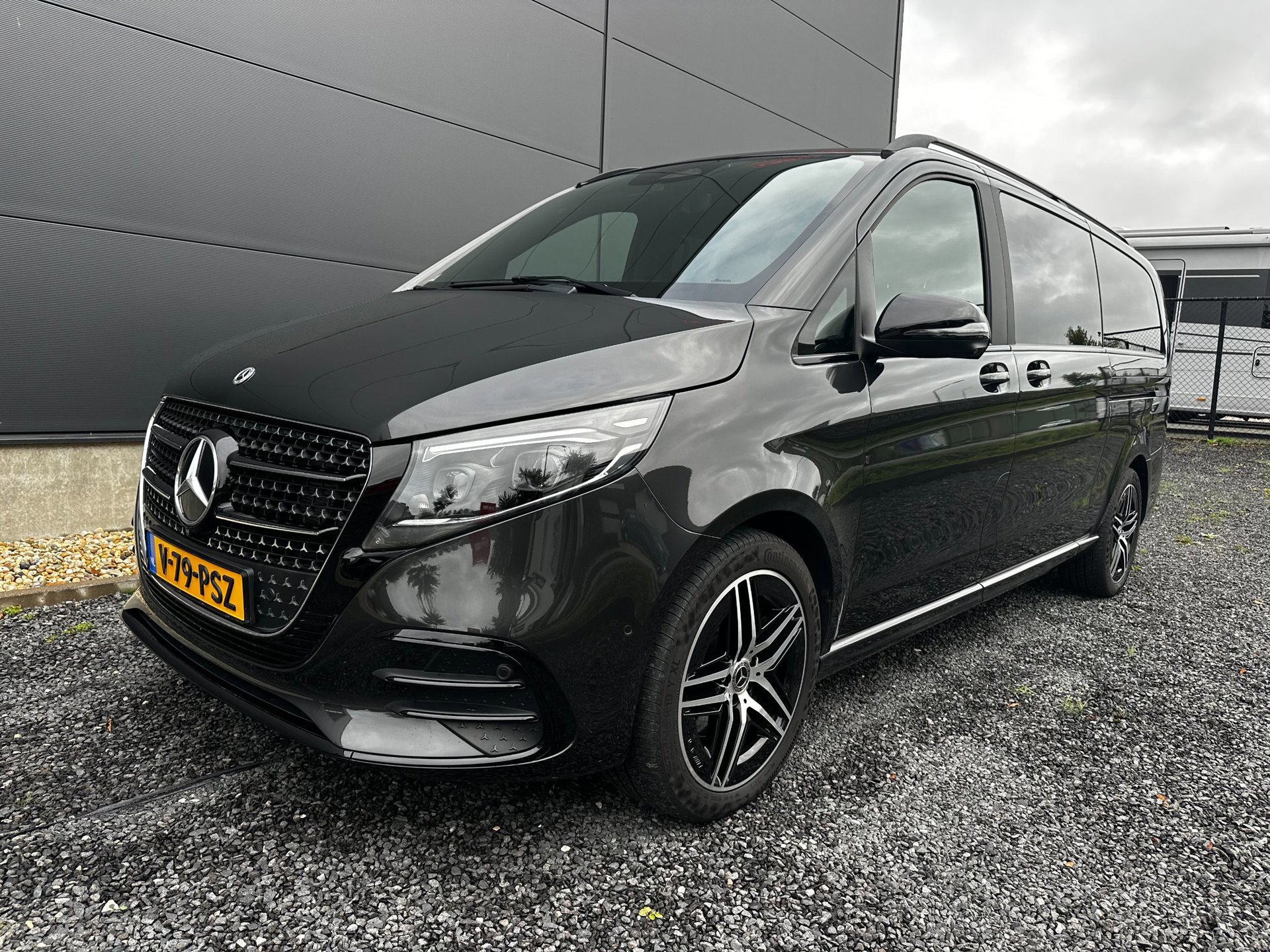 Mercedes-Benz V-KLASSE 250d L3 Avantgarde AMG line (2024), foto 3