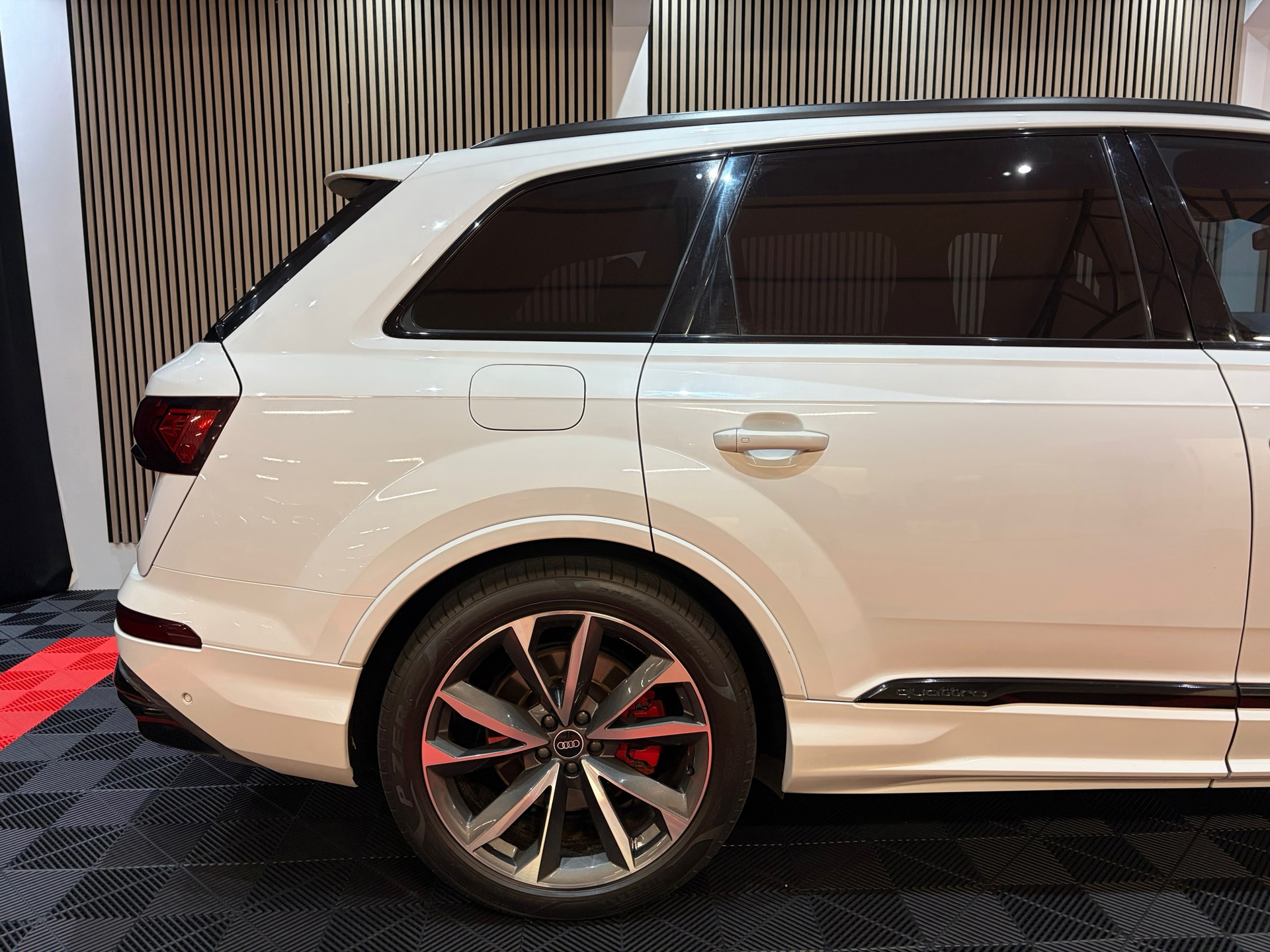 Audi Q7 60 TFSI e quattro Competition Panoroma dak RS (2021), foto 4