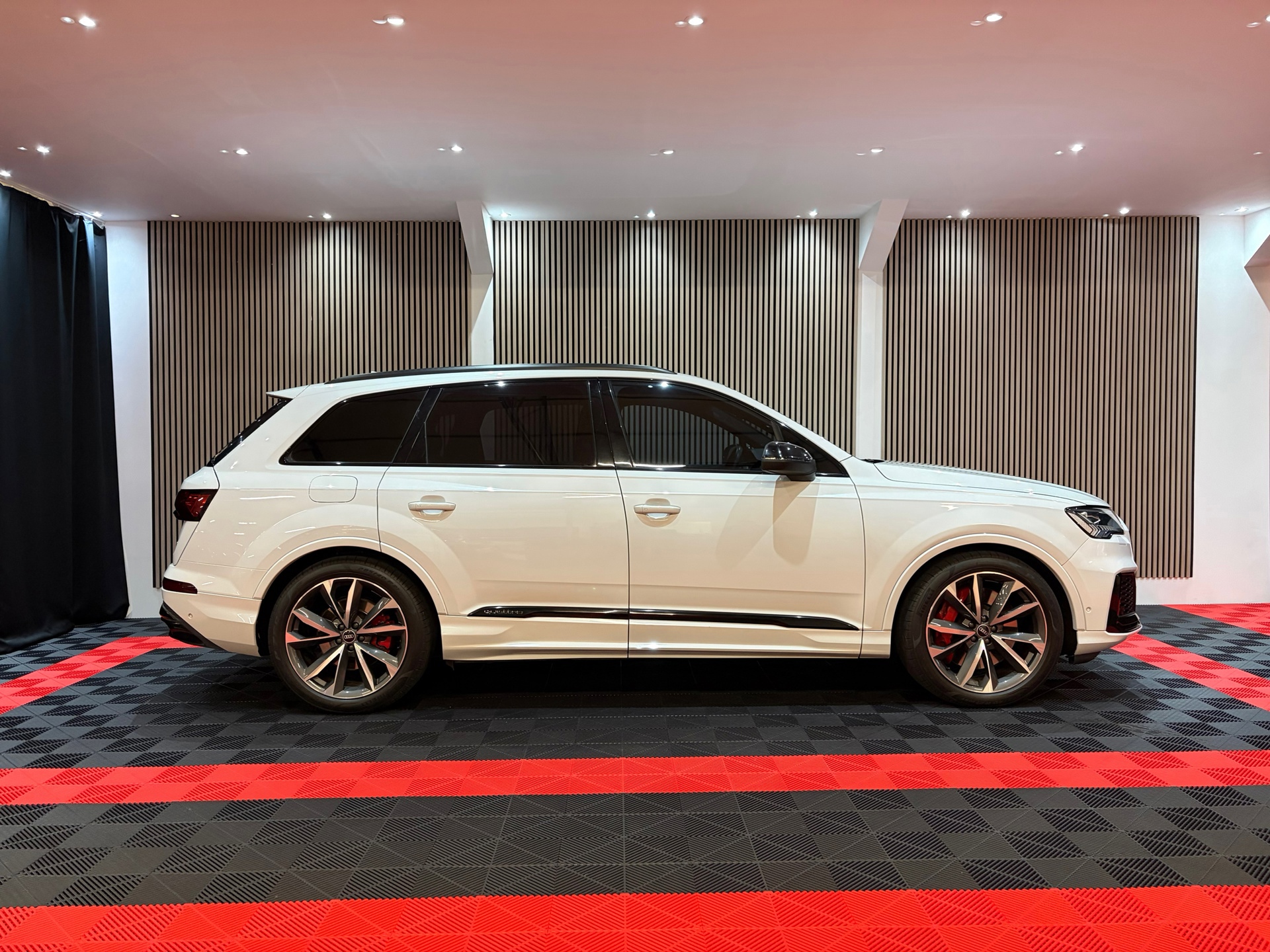 Audi Q7 60 TFSI e quattro Competition Panoroma dak RS (2021), foto 8