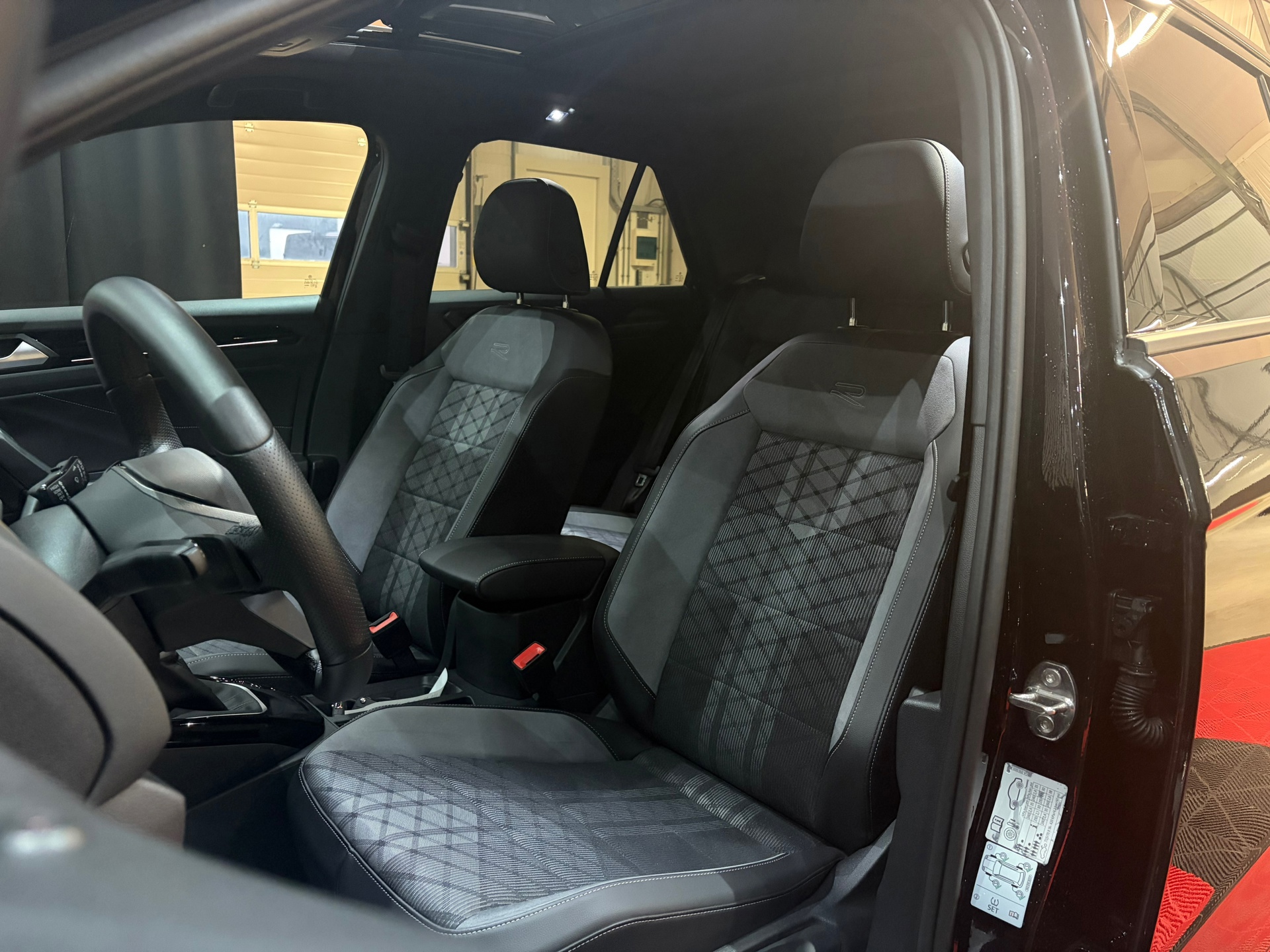 Volkswagen T-Roc 1.5 TSI R-Line Black Pack Edition 2025 (2025), foto 17