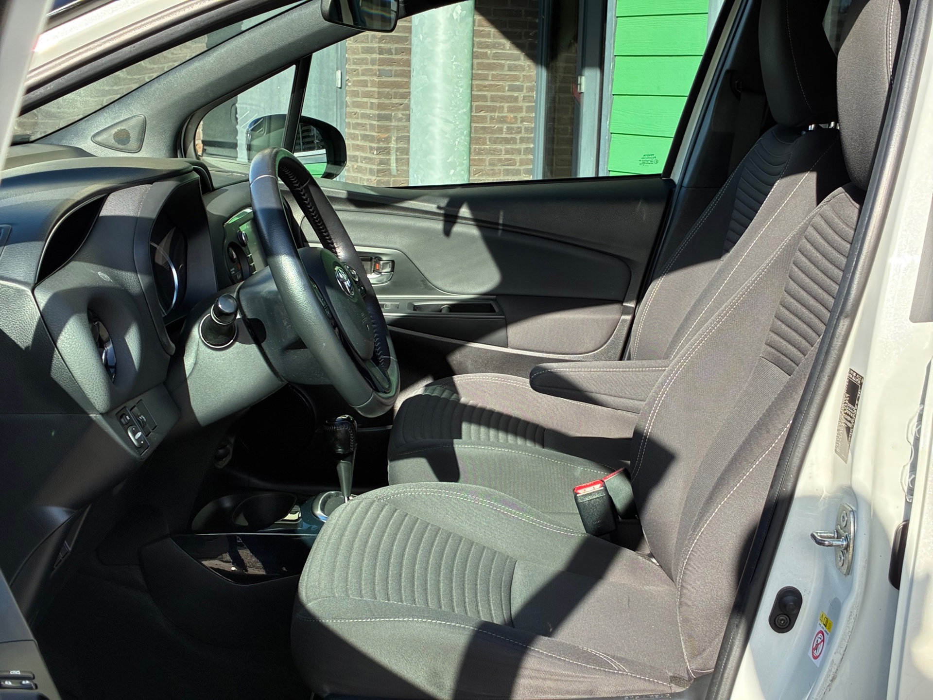 Toyota Yaris 1.5 Hybrid Bi-Tone (2018), foto 16