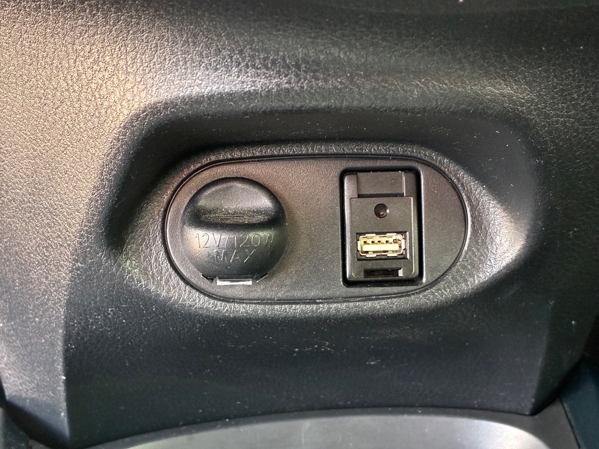 Toyota Yaris 1.5 Hybrid Bi-Tone (2018), foto 30