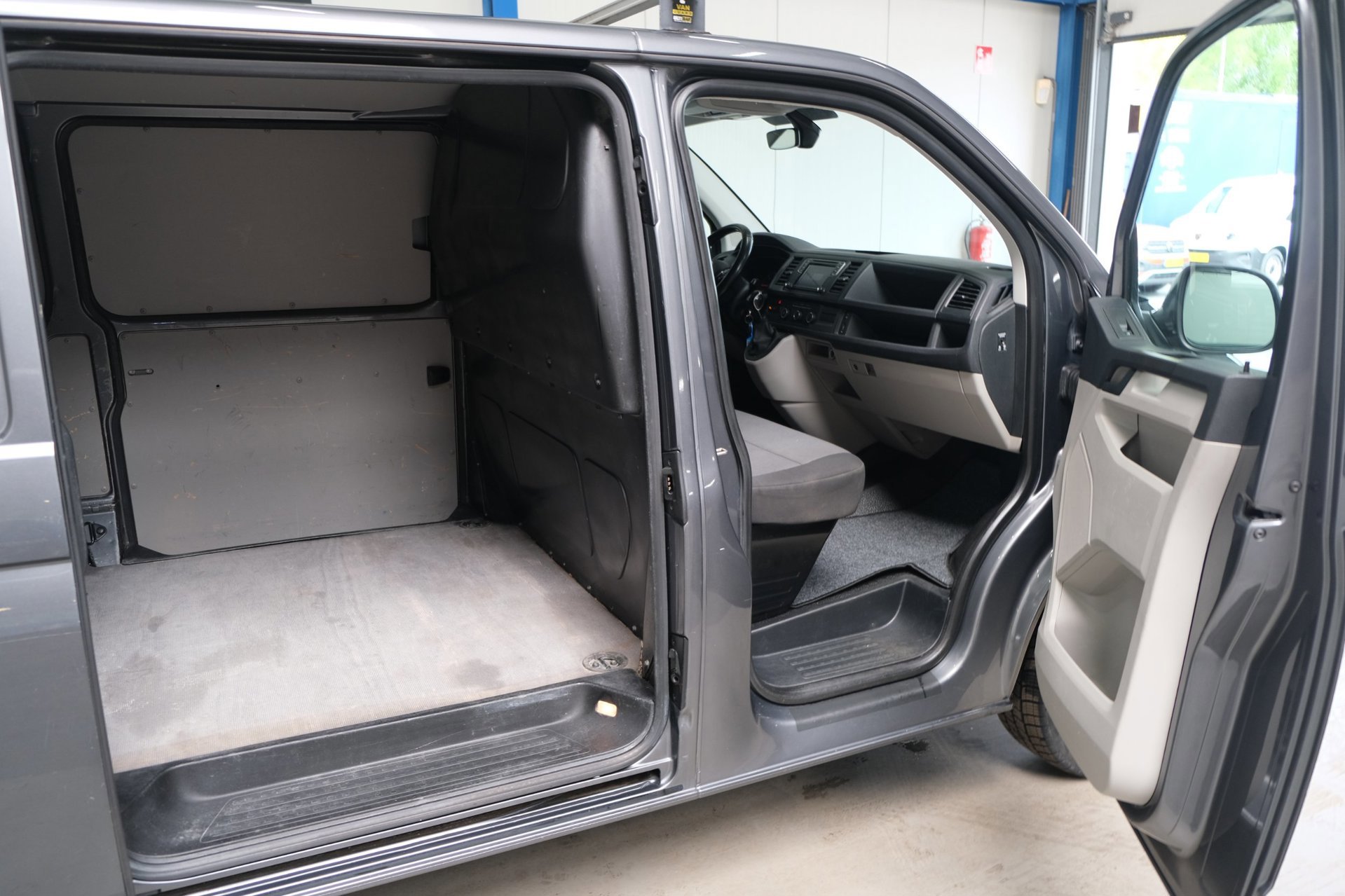 Volkswagen Transporter 2.0 TDI L2H1 Comfortline (2018), foto 4