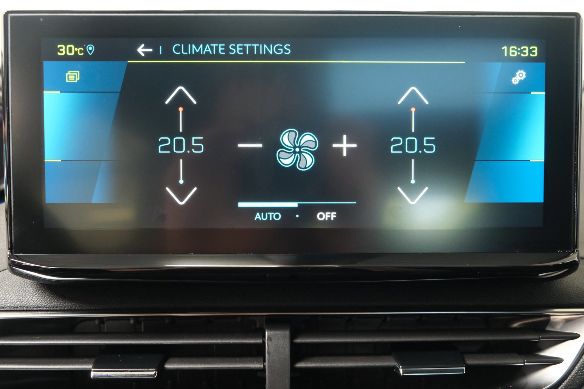 Peugeot 3008 1.6 HYbrid 225 GT (2022), foto 23