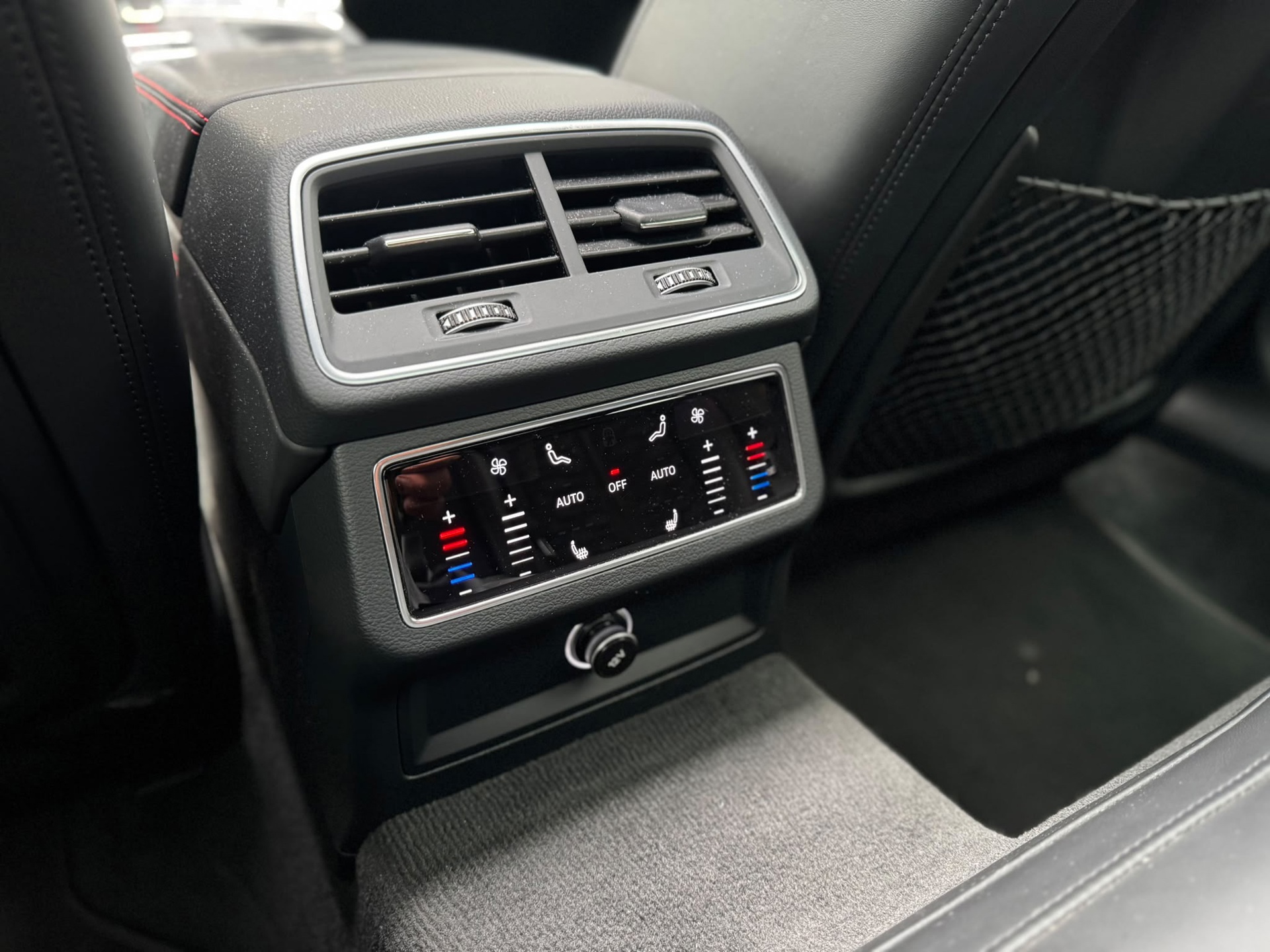 Audi A6 Avant RS 6 TFSI quattro (2020), foto 35