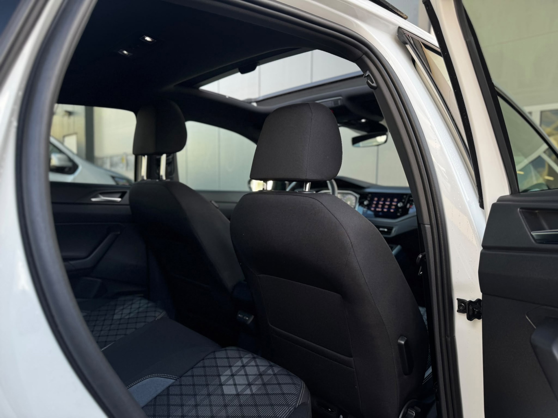 Volkswagen Taigo 1.0 TSI R-Line Business (2023), foto 25