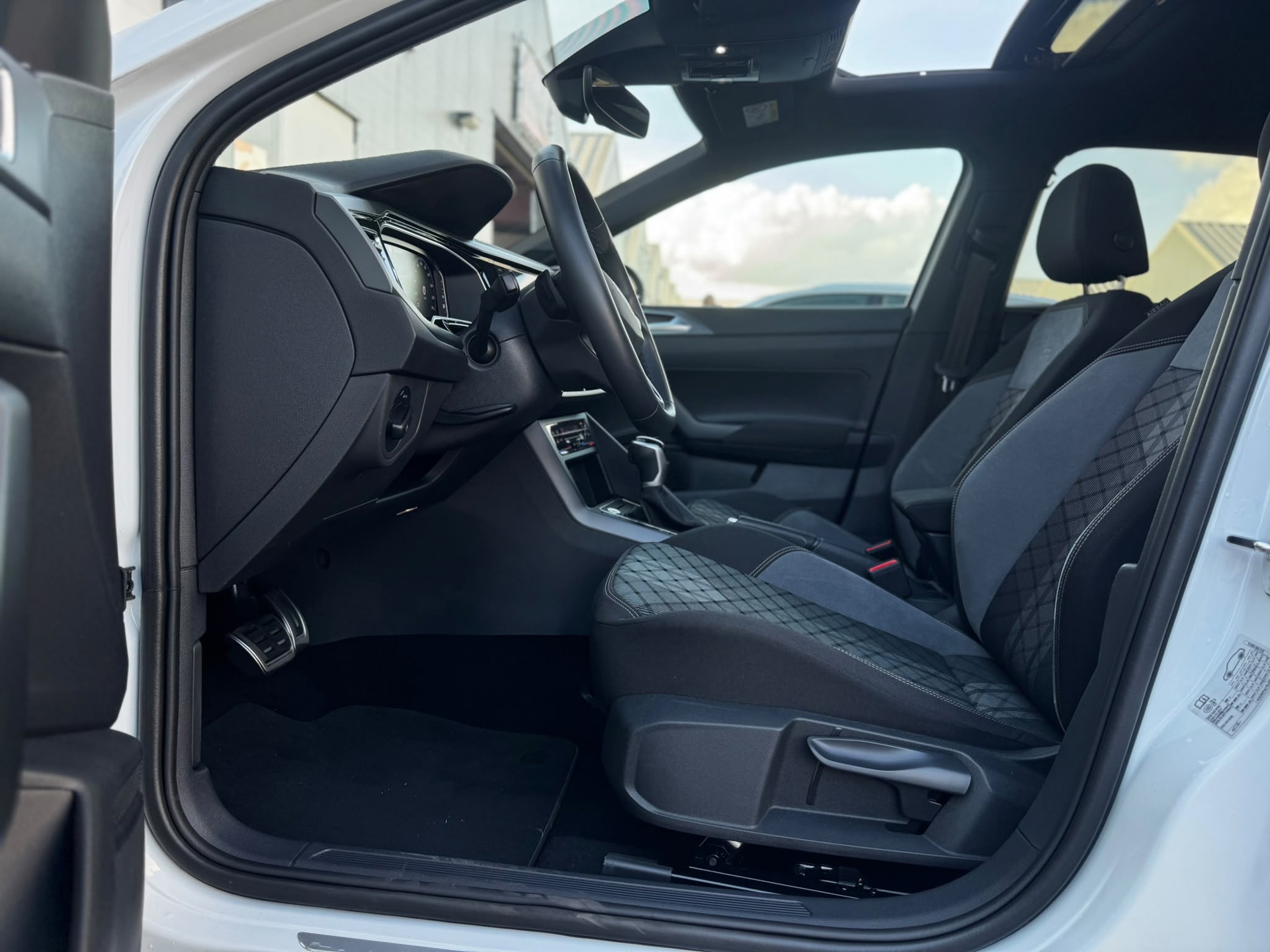 Volkswagen Taigo 1.0 TSI R-Line Business (2023), foto 8