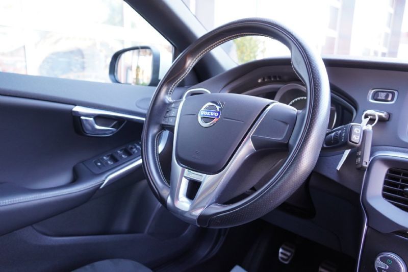 Volvo V40 2.0 T3 152PK R-Design (2016), foto 14