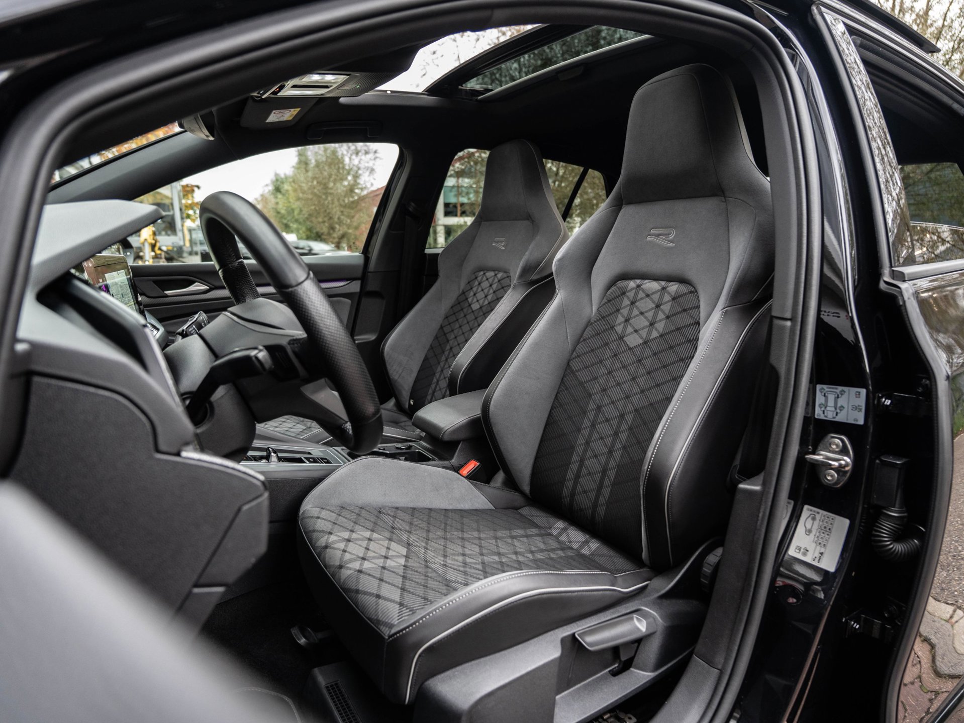 Volkswagen Golf 1.5 eTSI R-Line (2021), foto 15