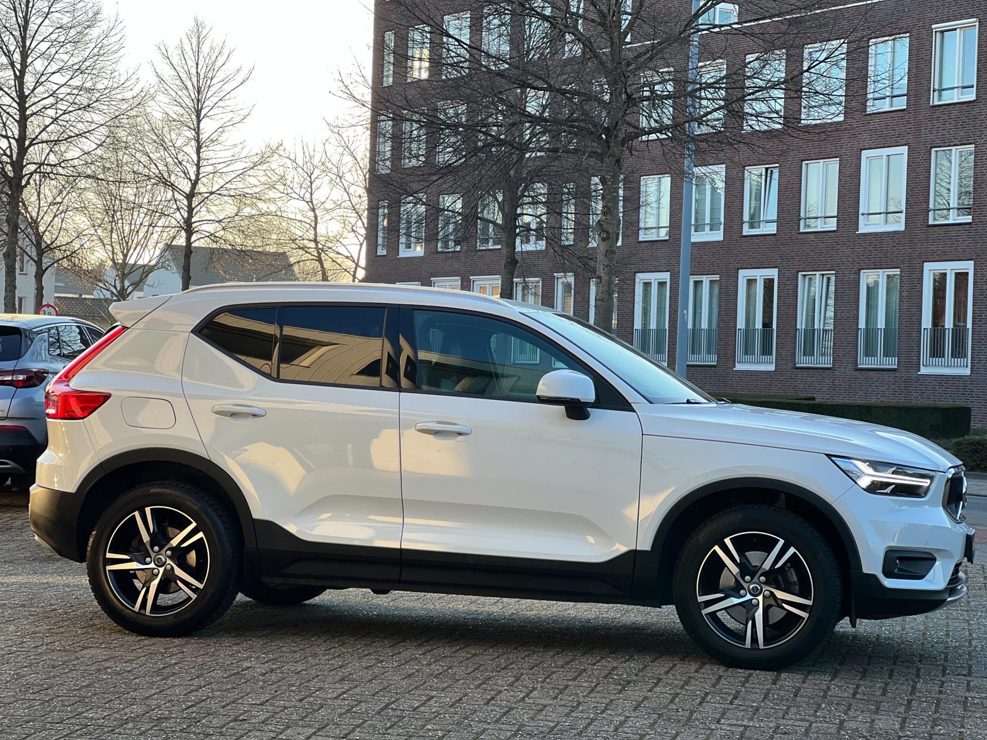Volvo XC40 2.0 T4 AWD R-Design (2019), foto 3