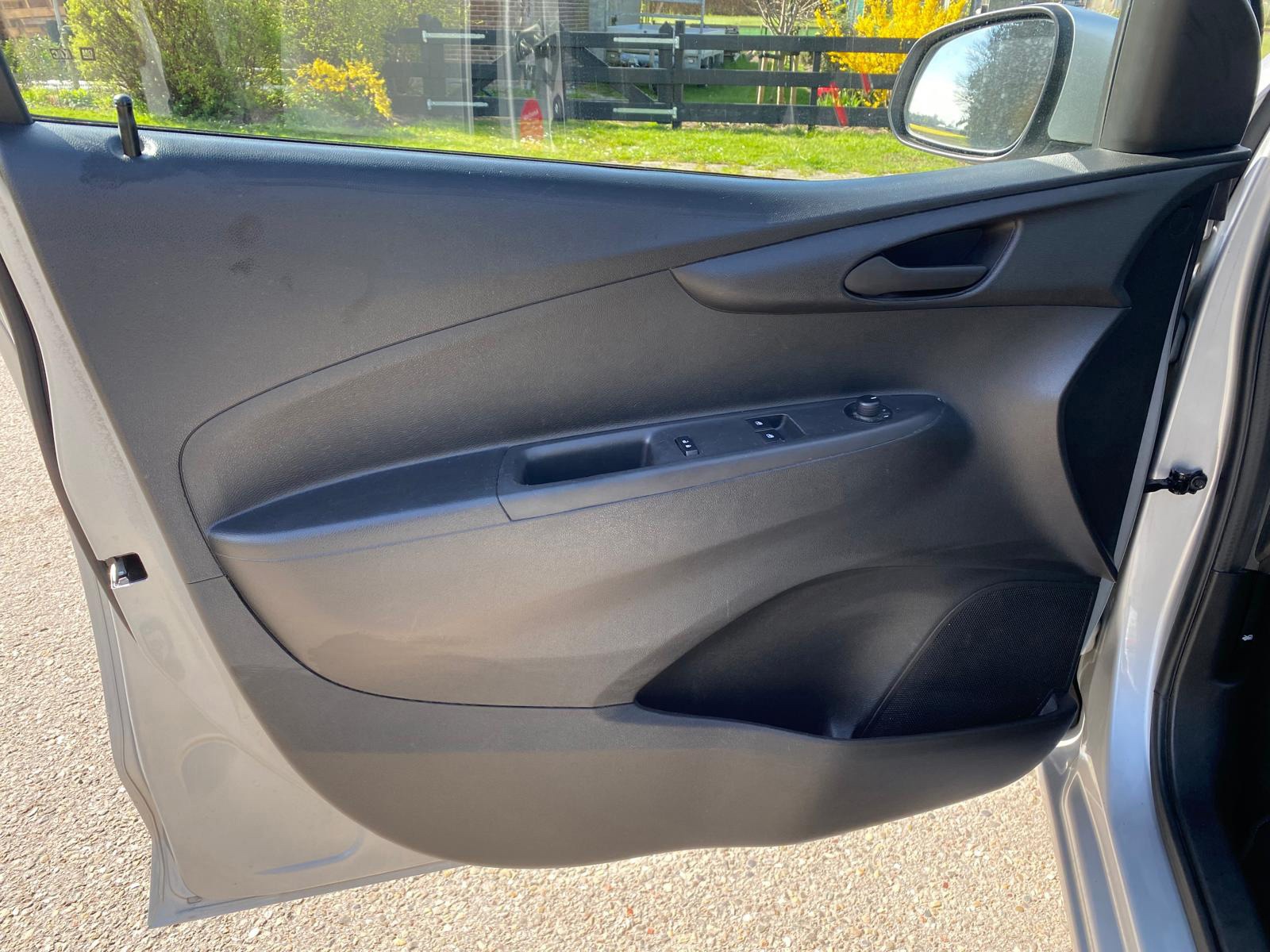 Opel Karl 1.0 ecoFLEX 120 Jaar Edition 5DRS (2019), foto 4