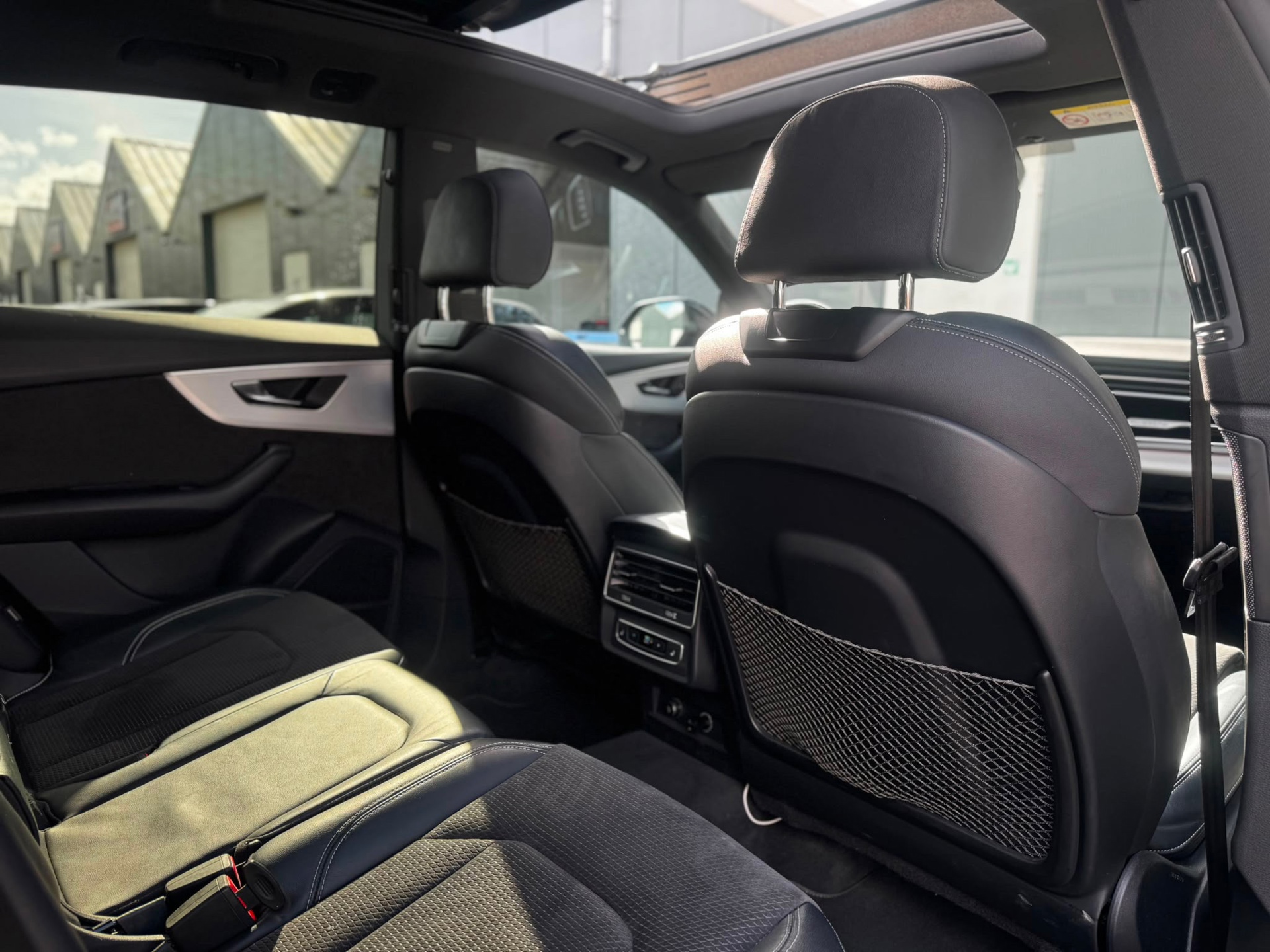 Audi Q8 55 TFSI e quattro S-Line Pro (2021), foto 11