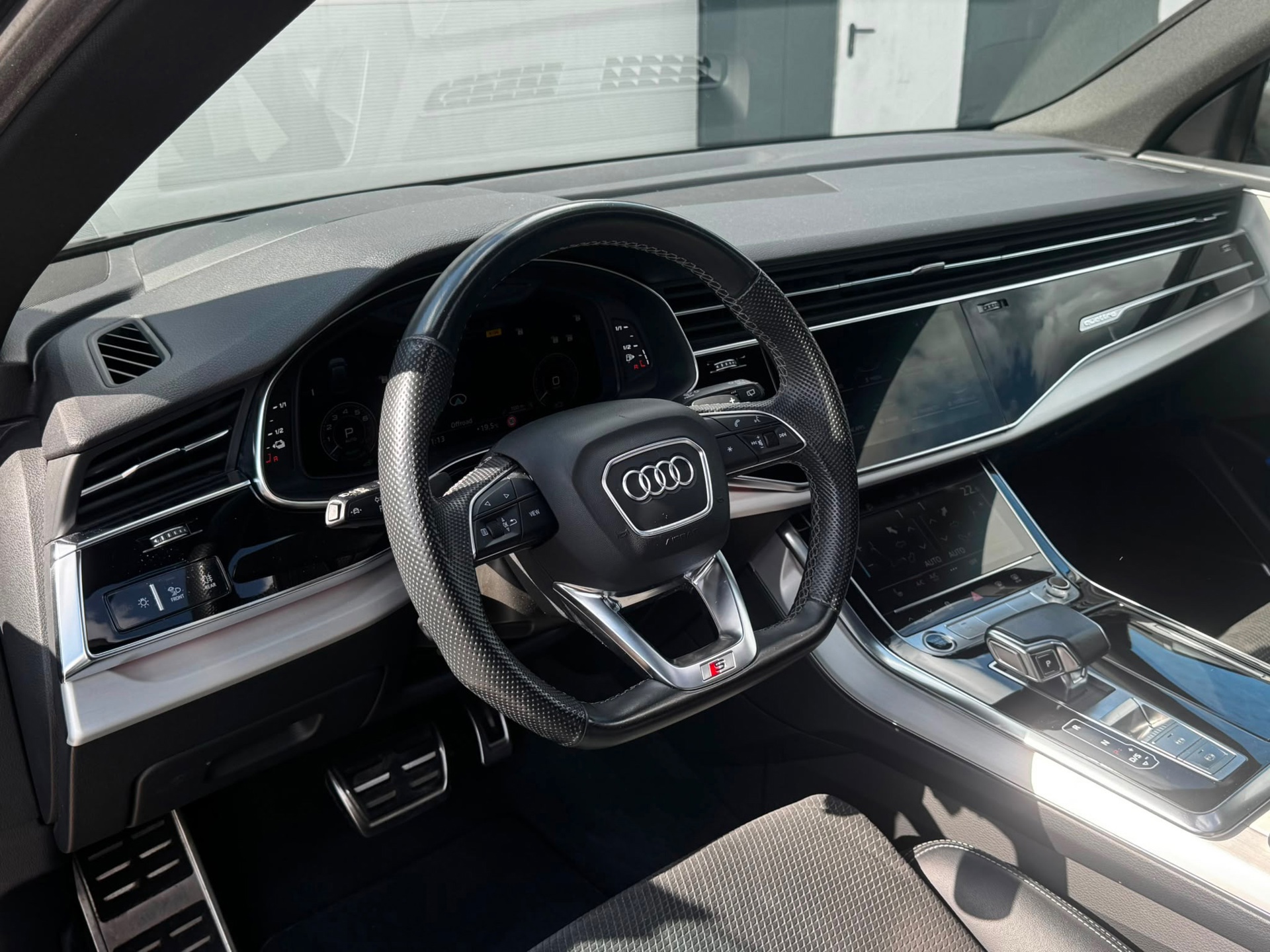 Audi Q8 55 TFSI e quattro S-Line Pro (2021), foto 12