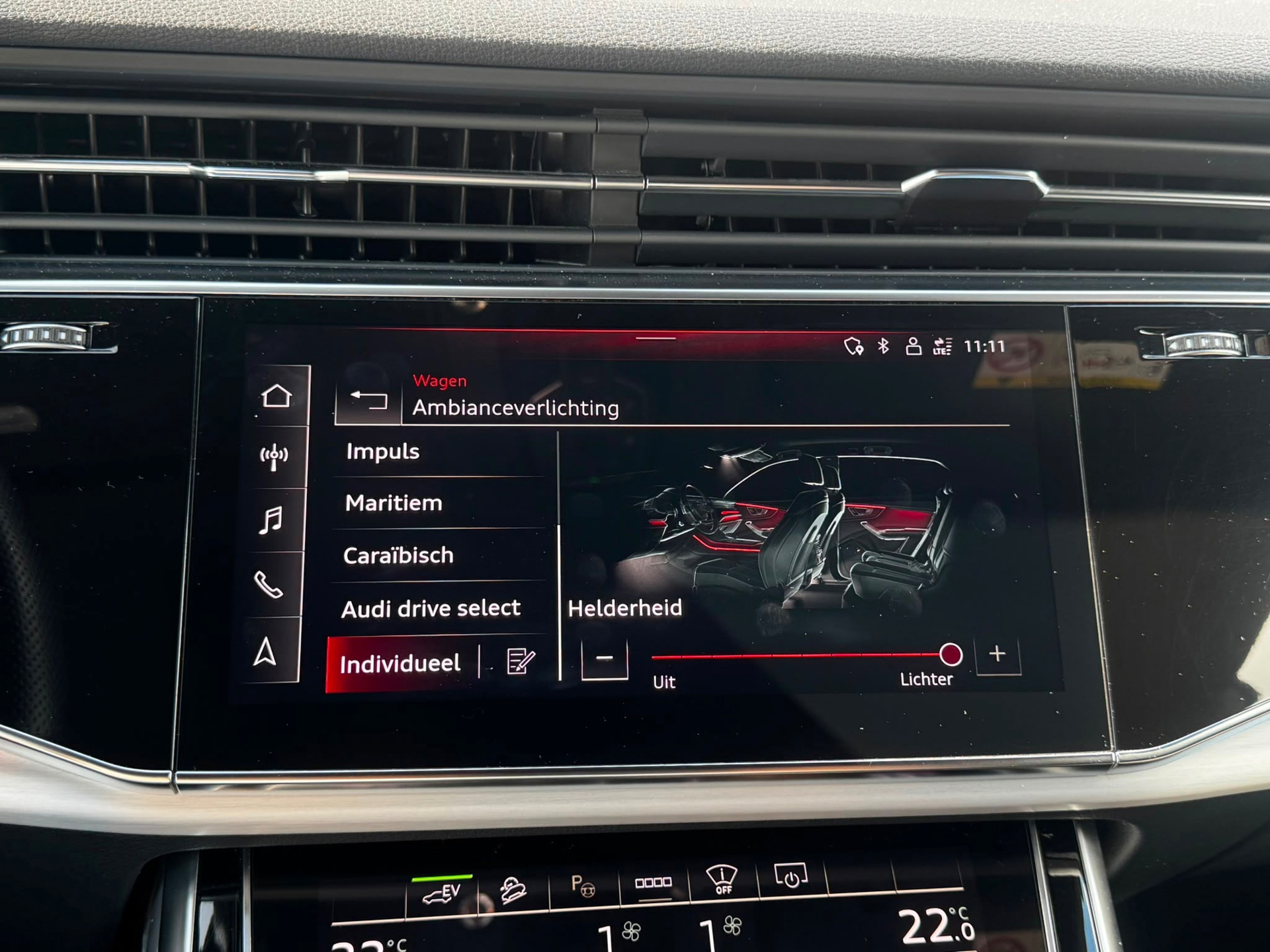 Audi Q8 55 TFSI e quattro S-Line Pro (2021), foto 17