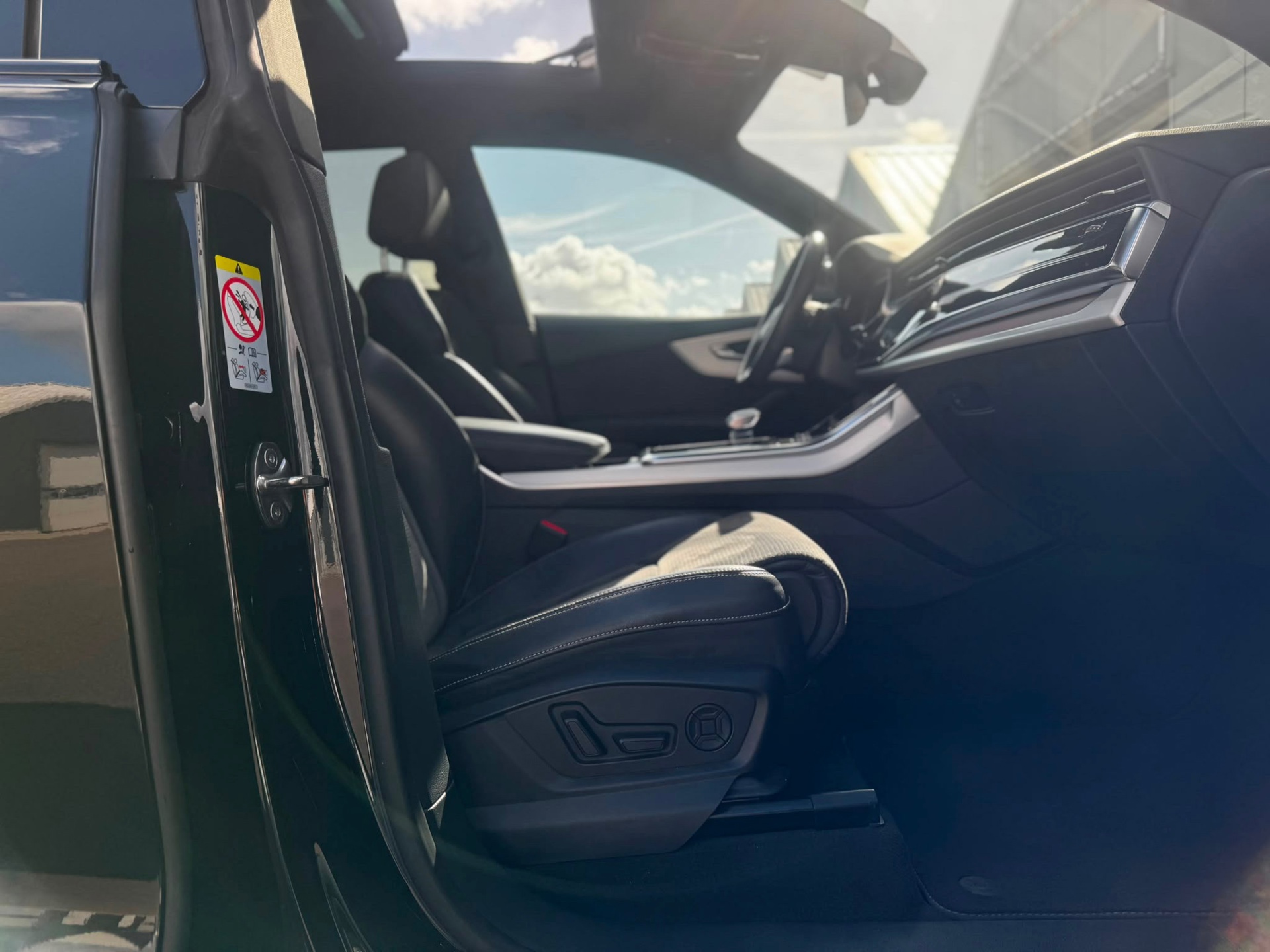 Audi Q8 55 TFSI e quattro S-Line Pro (2021), foto 30