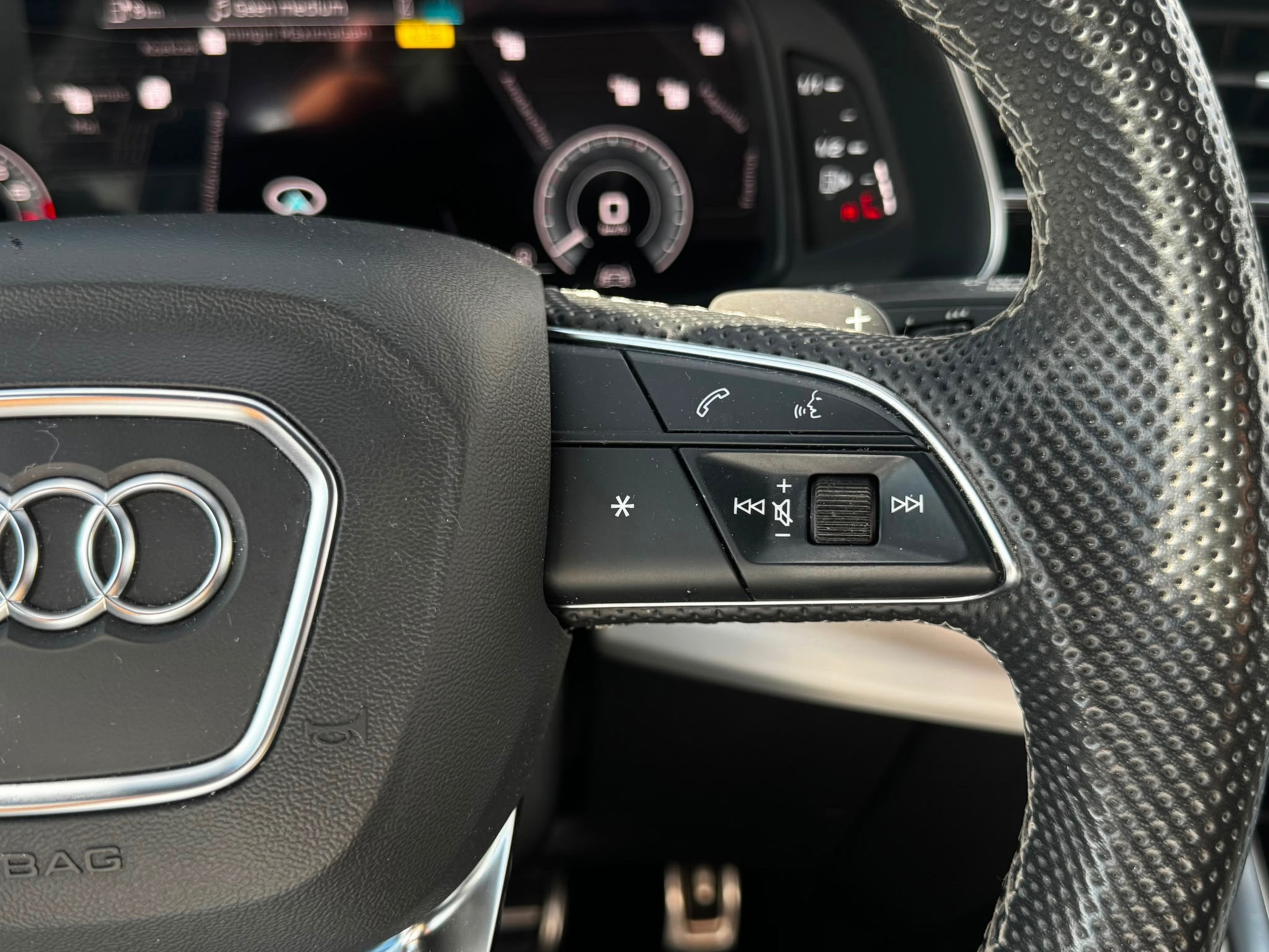 Audi Q8 55 TFSI e quattro S-Line Pro (2021), foto 32
