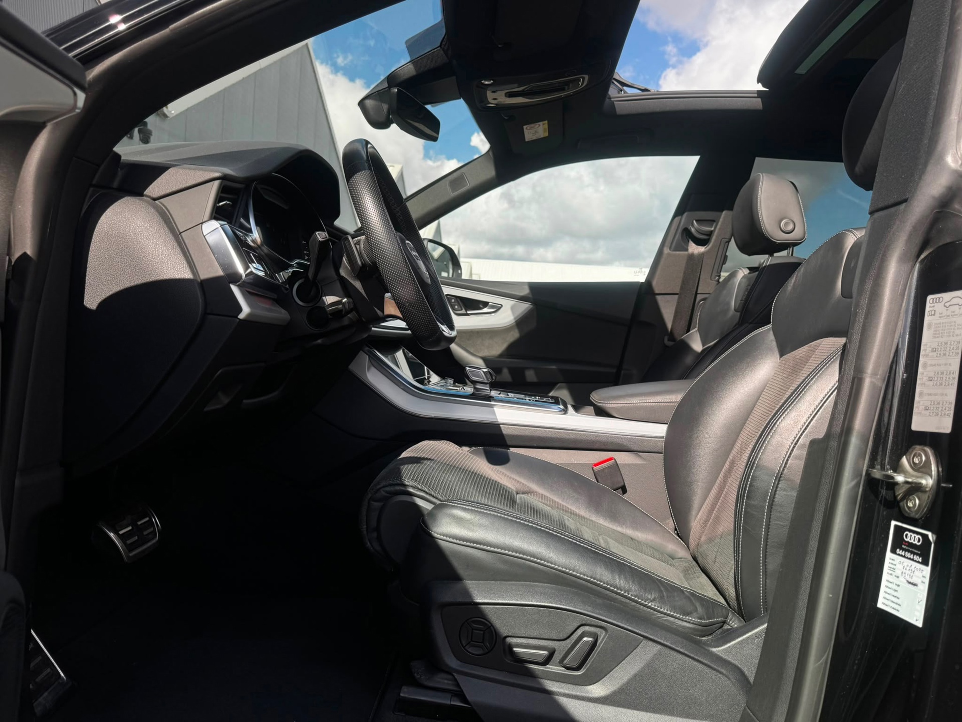 Audi Q8 55 TFSI e quattro S-Line Pro (2021), foto 9