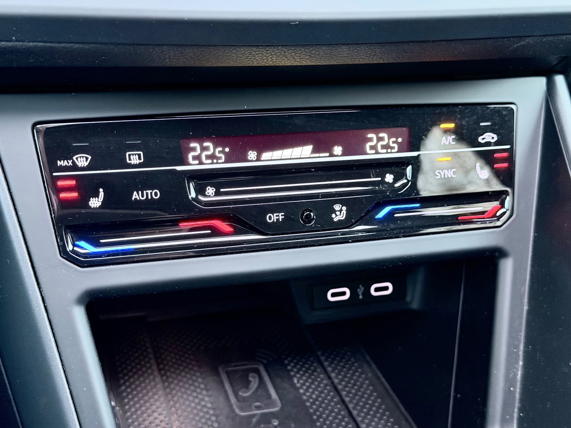 Volkswagen Taigo 1.5 TSI 3x R-Line (2022), foto 18