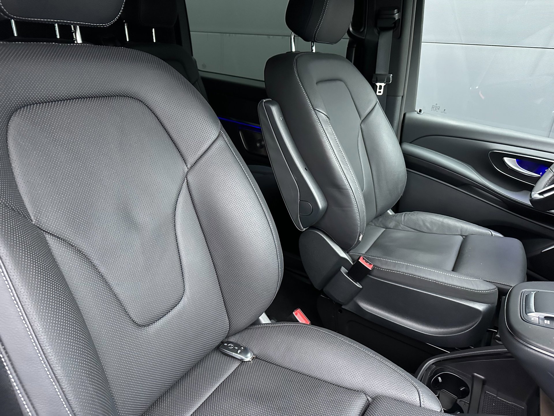 Mercedes-Benz V-klasse 300d 4-MATIC Extra Lang DC Avantgarde Edition AMG (2025), foto 22