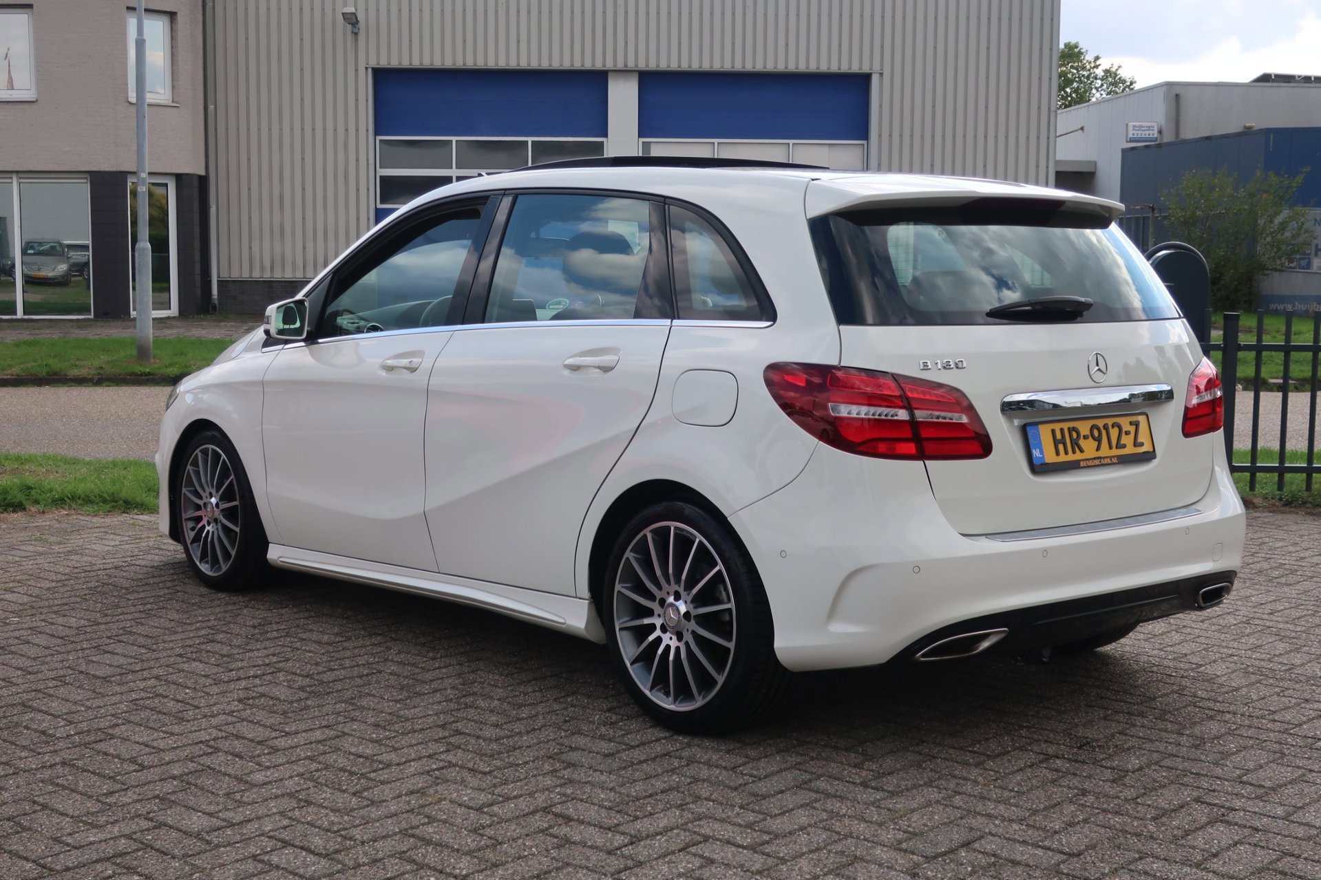 Mercedes-Benz B-klasse 180 Ambition AMG 2e (2016), foto 11