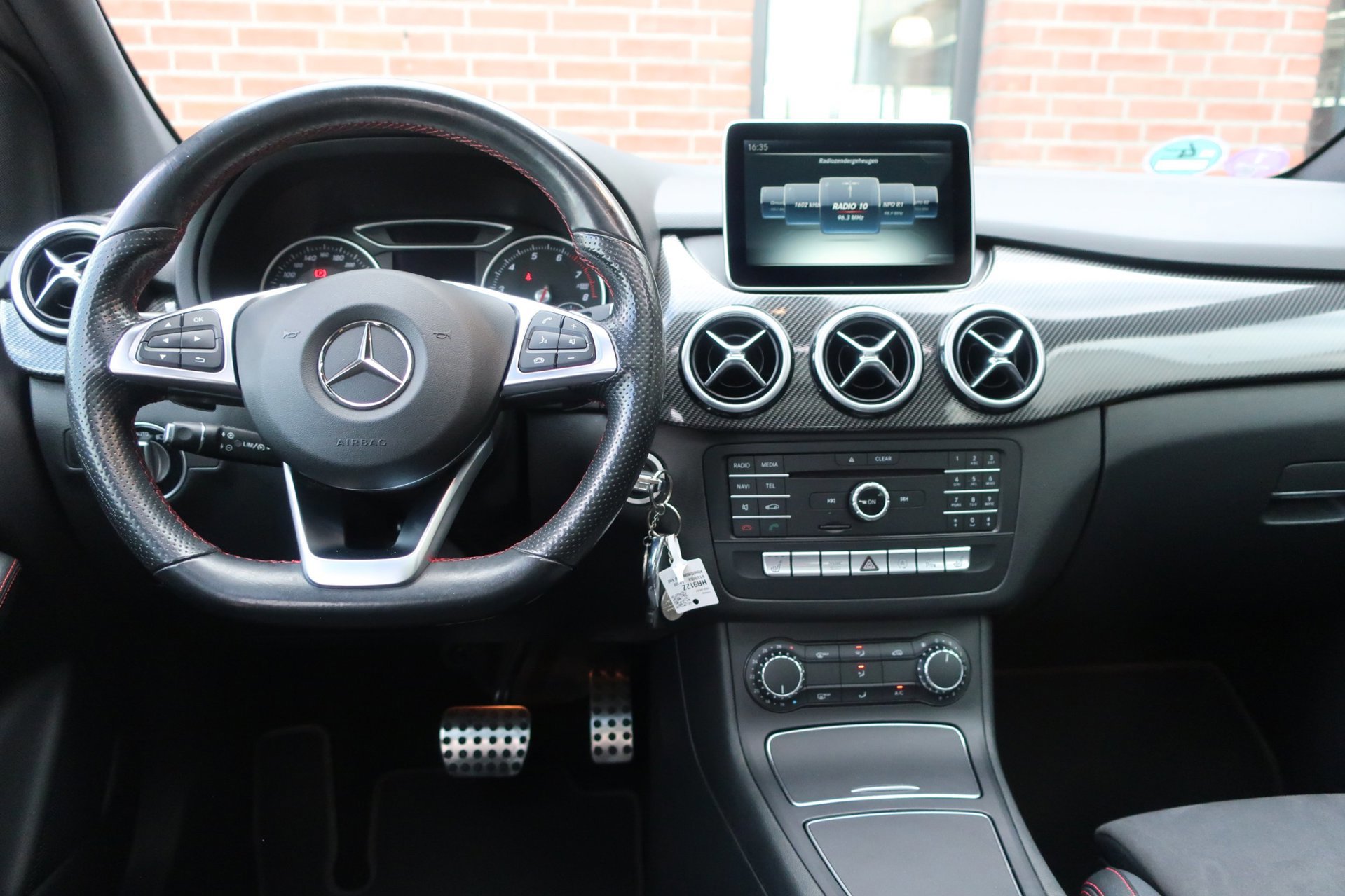 Mercedes-Benz B-klasse 180 Ambition AMG 2e (2016), foto 13